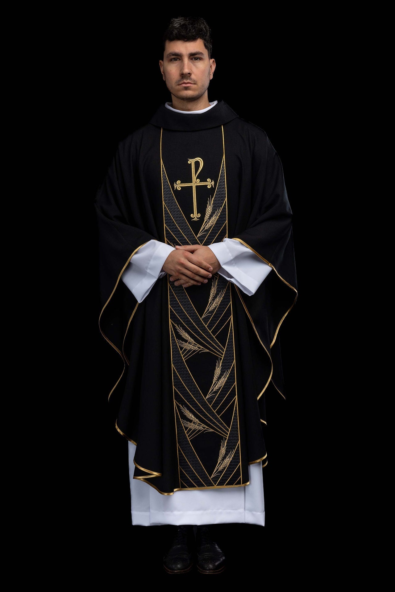 Chasuble noire avec bande brodée PAX LE/7050/07 - CHASUBLES.FR