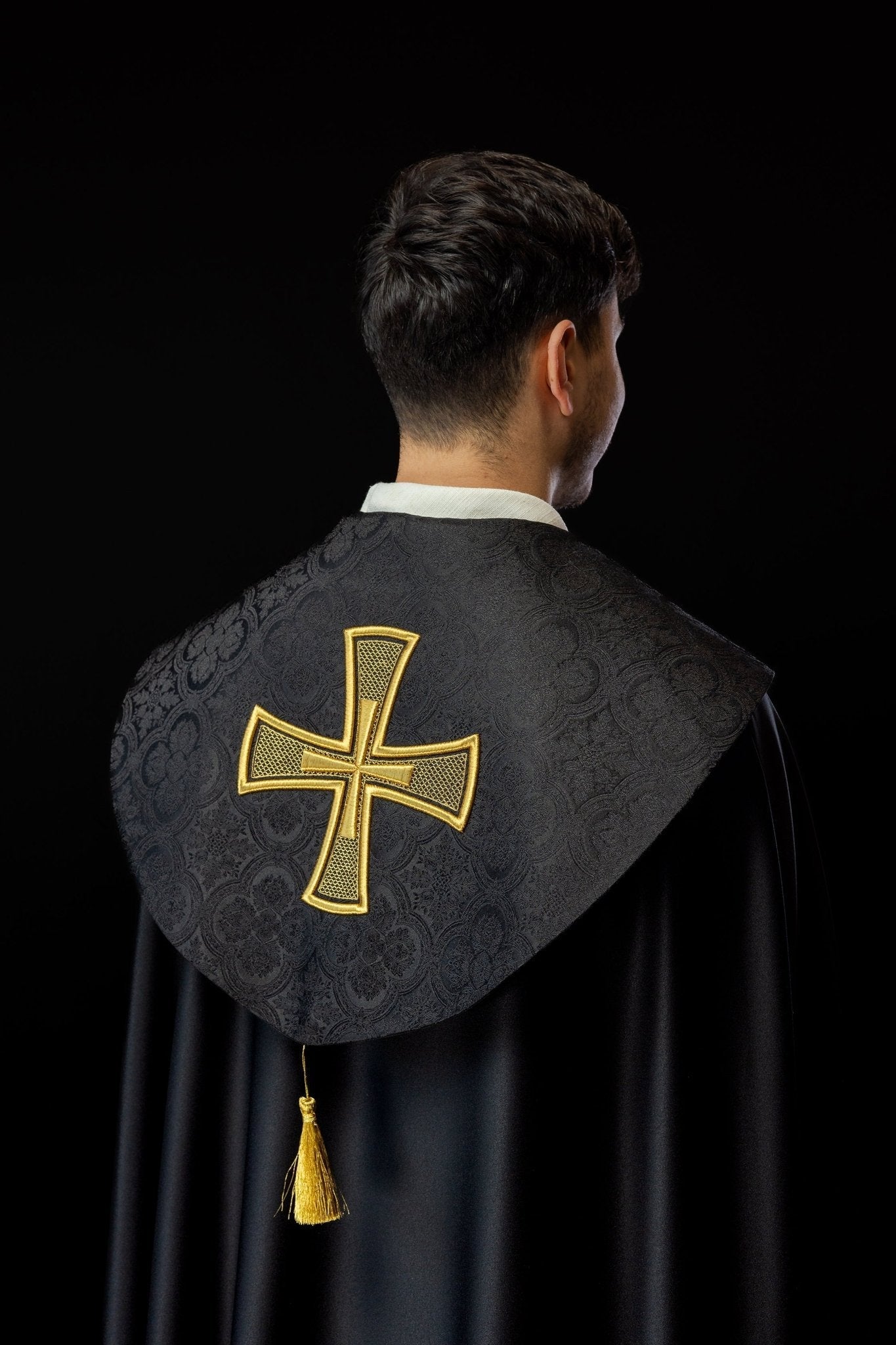 Chasuble noire avec croix dorée brodée sur jacquard KKP/225/07/20 POMPON 145cm - CHASUBLES.FR