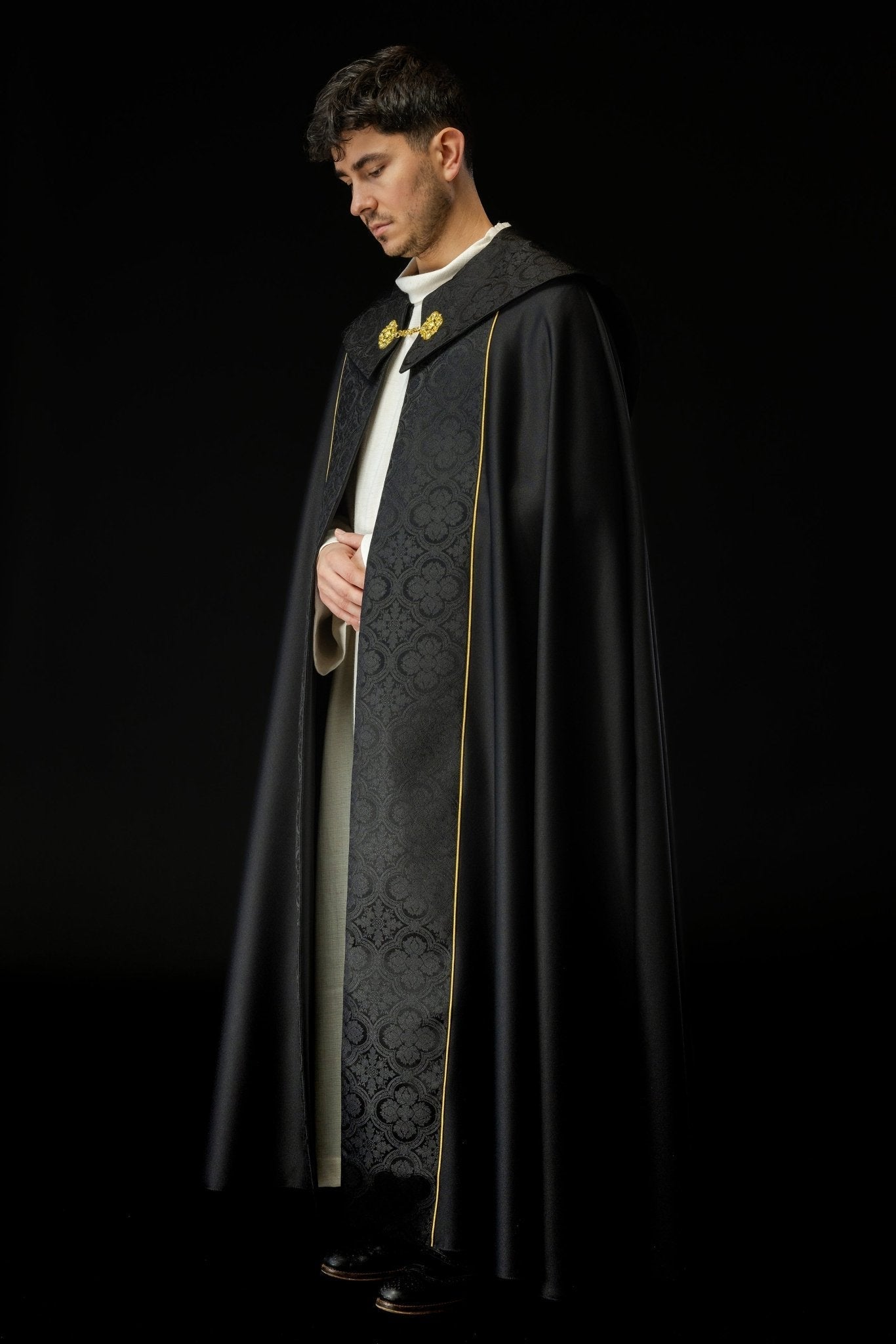 Chasuble noire avec croix dorée brodée sur jacquard KKP/225/07/20 POMPON 145cm - CHASUBLES.FR