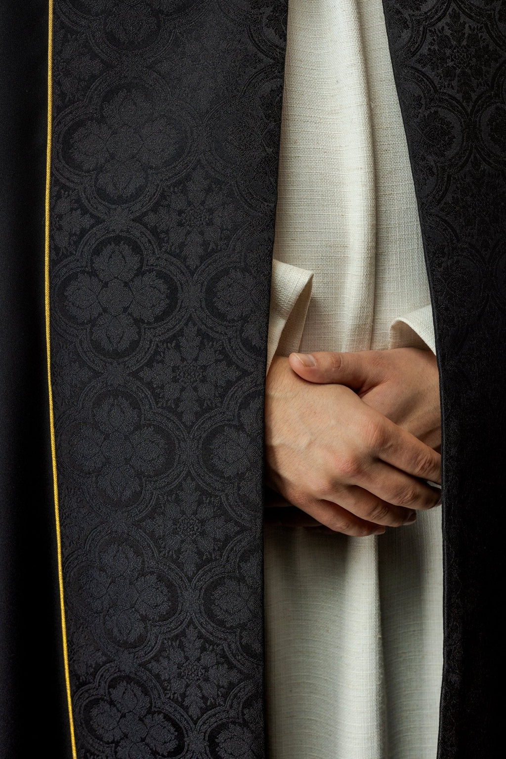 Chasuble noire avec croix dorée brodée sur jacquard KKP/225/07/20 POMPON 145cm - CHASUBLES.FR
