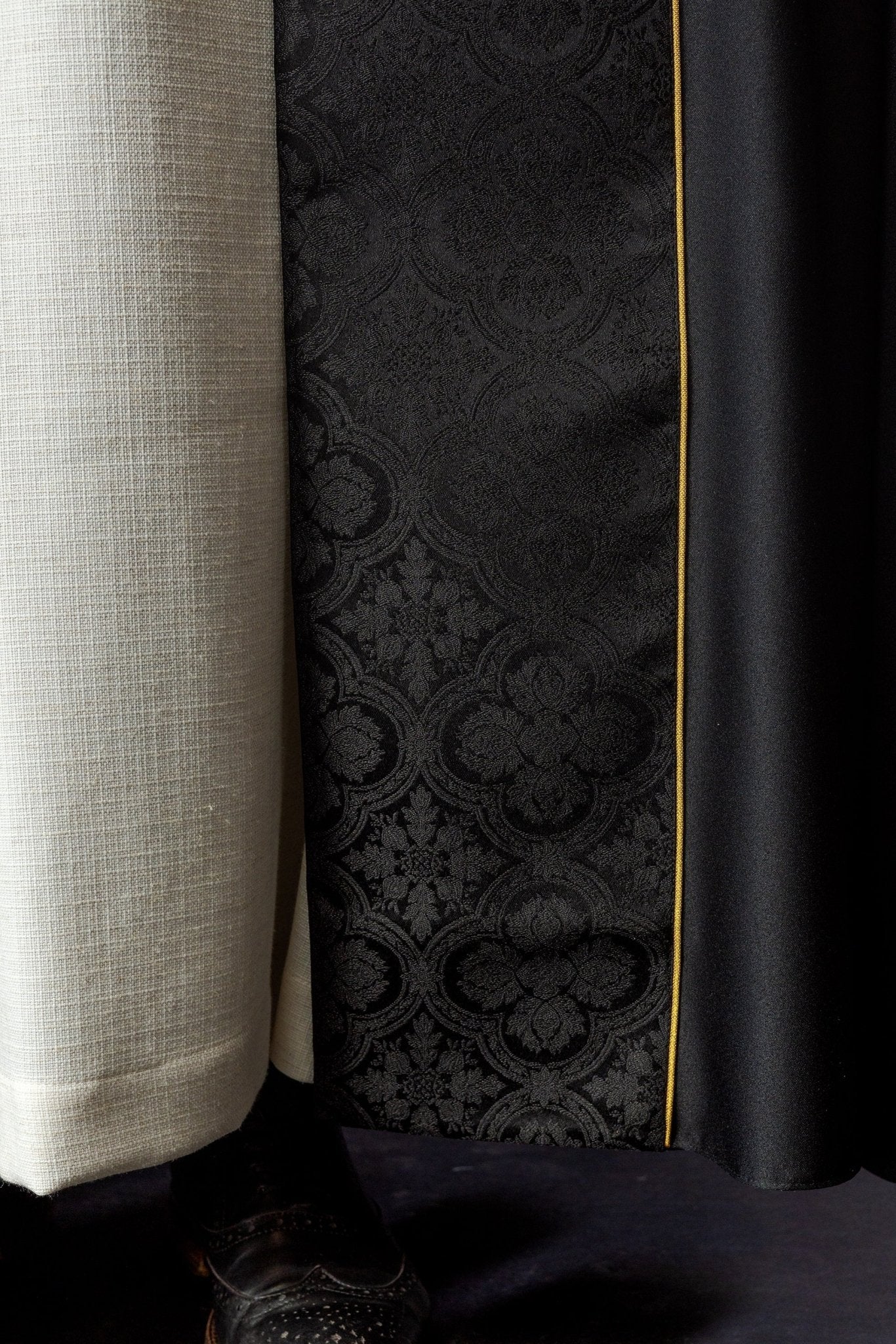 Chasuble noire avec croix dorée brodée sur jacquard KKP/225/07/20 POMPON 145cm - CHASUBLES.FR