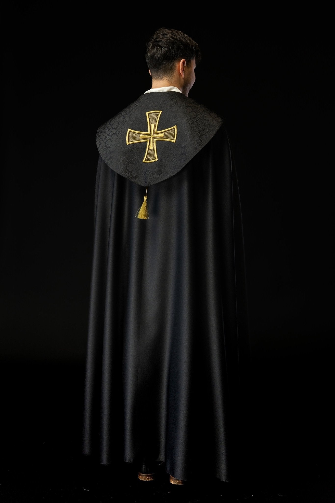 Chasuble noire avec croix dorée brodée sur jacquard KKP/225/07/20 POMPON 145cm - CHASUBLES.FR
