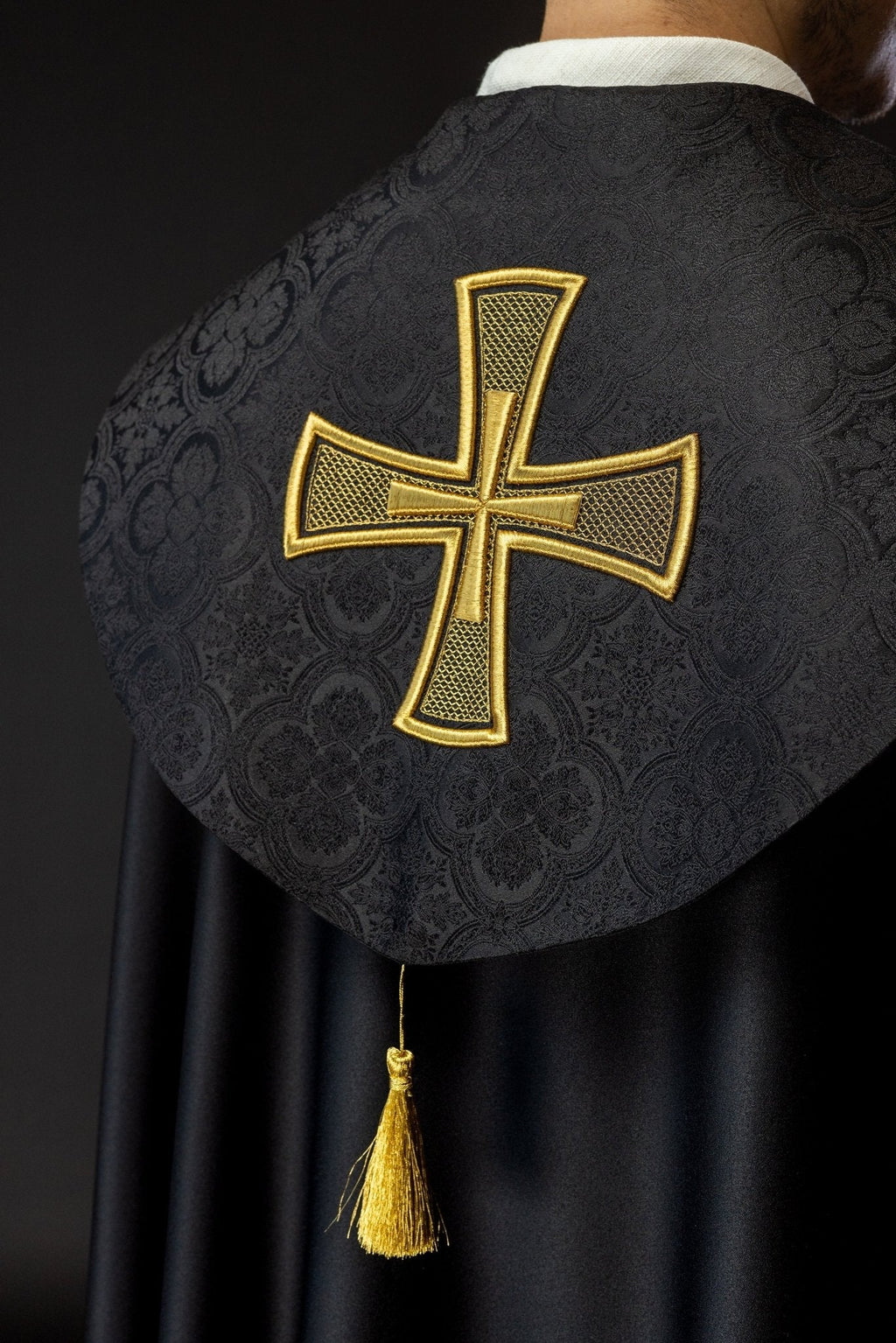Chasuble noire avec croix dorée brodée sur jacquard KKP/225/07/20 POMPON 145cm - CHASUBLES.FR