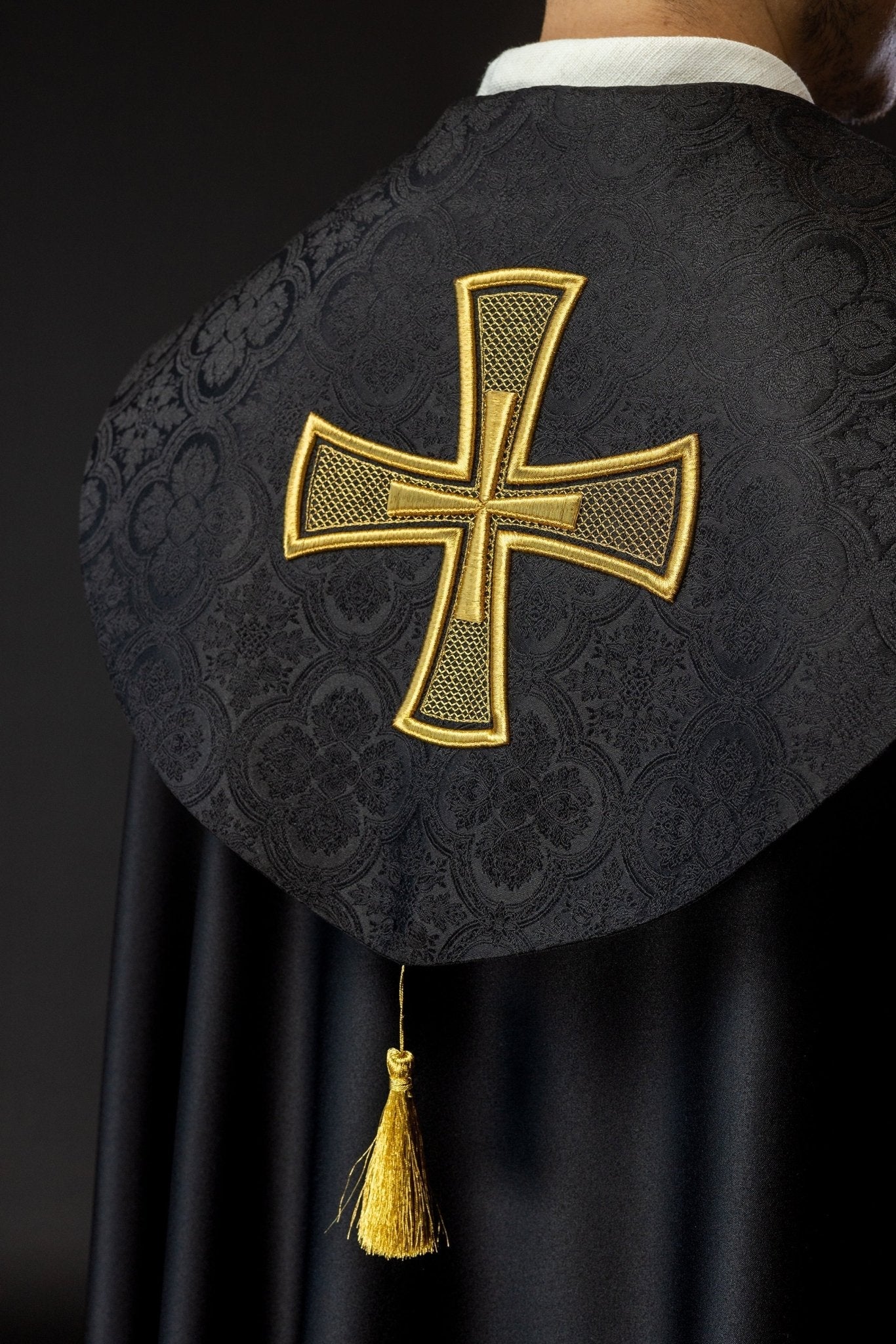 Chasuble noire avec croix dorée brodée sur jacquard KKP/225/07/20 POMPON 145cm - CHASUBLES.FR