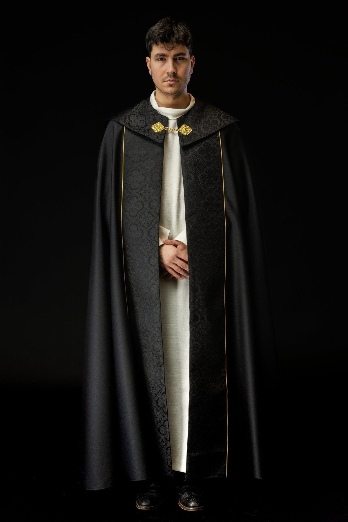Chasuble noire avec croix dorée brodée sur jacquard KKP/225/07/20 POMPON 145cm - CHASUBLES.FR