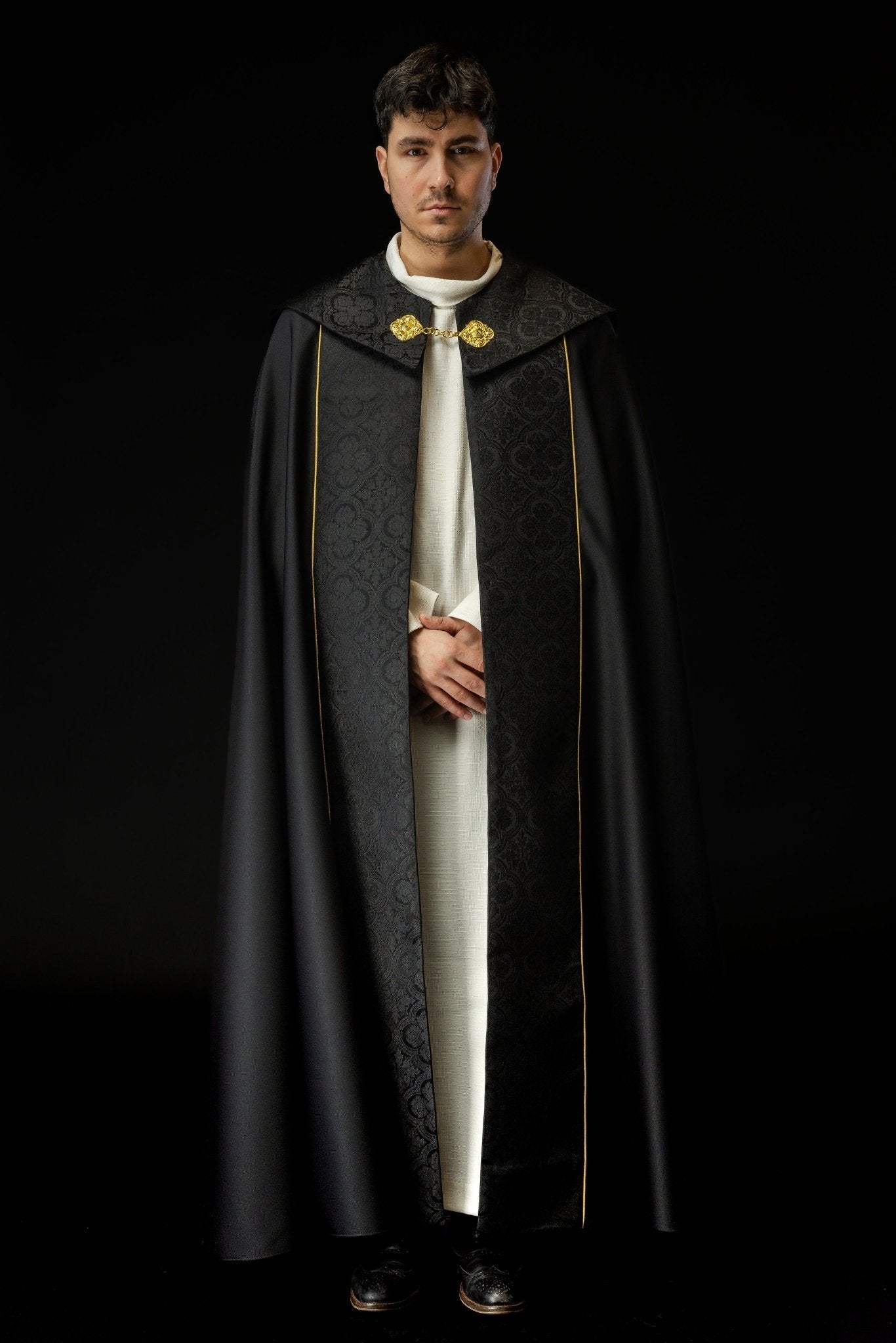 Chasuble noire avec croix dorée brodée sur jacquard KKP/225/07/20 POMPON 145cm - CHASUBLES.FR