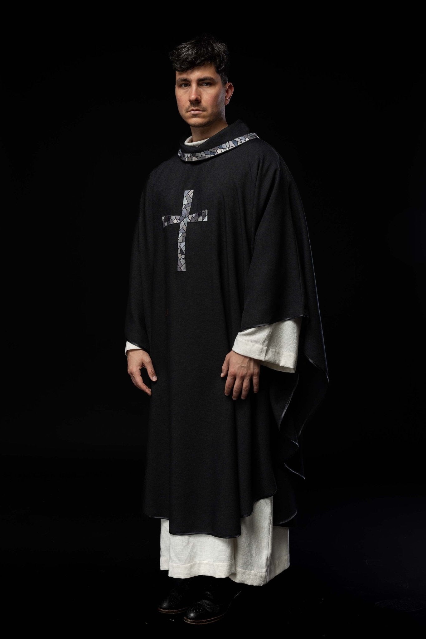 Chasuble noire avec croix en mosaïque KOR/257/07/70 - CHASUBLES.FR
