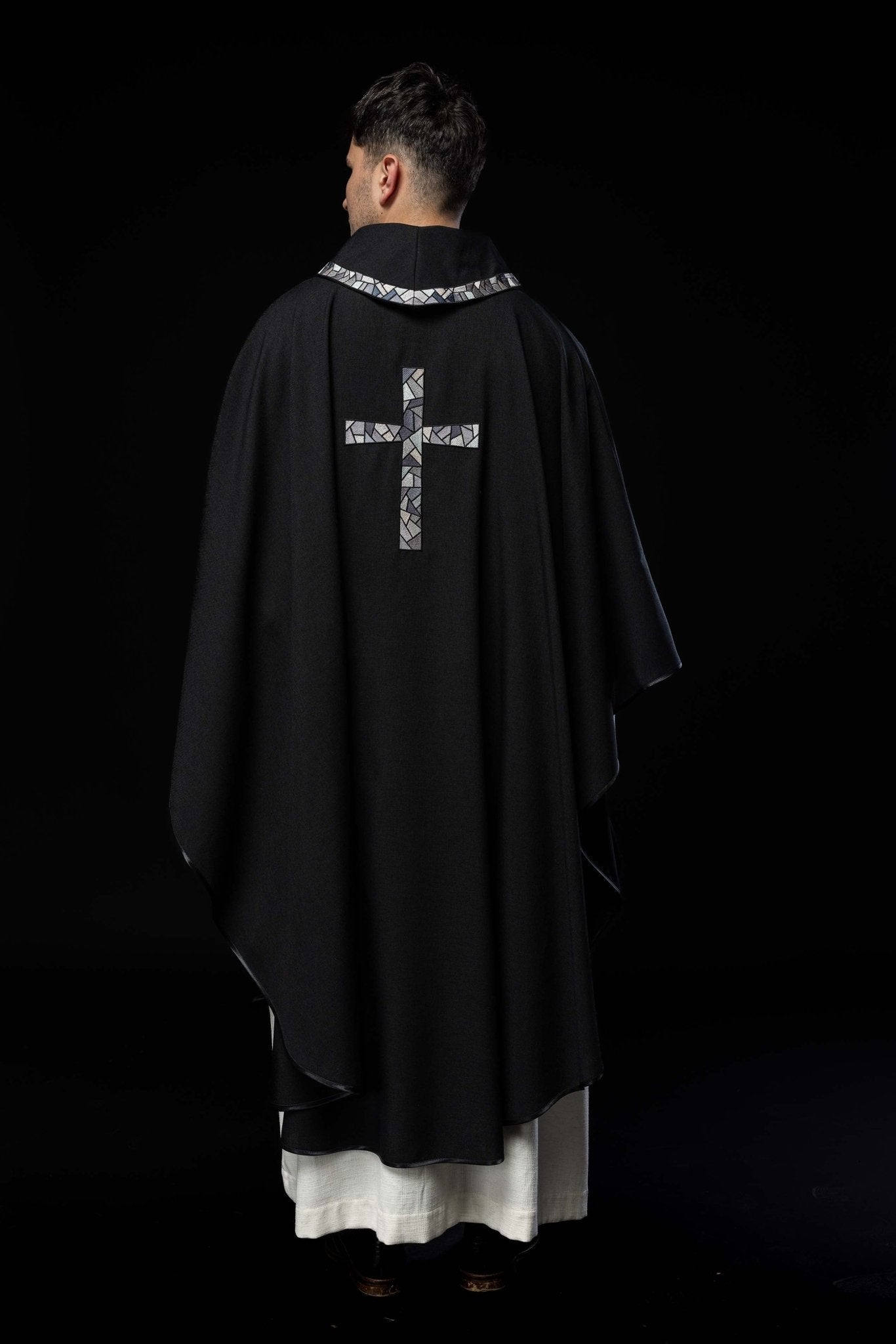 Chasuble noire avec croix en mosaïque KOR/257/07/70 - CHASUBLES.FR