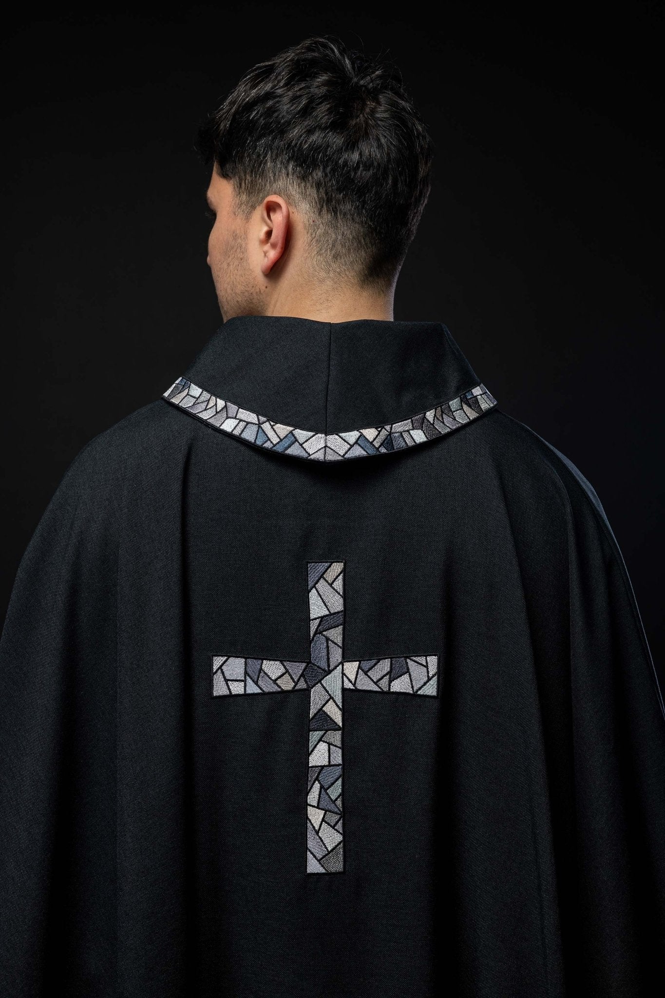 Chasuble noire avec croix en mosaïque KOR/257/07/70 - CHASUBLES.FR