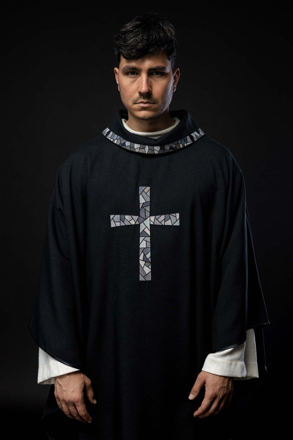 Chasuble noire avec croix en mosaïque KOR/257/07/70 - CHASUBLES.FR