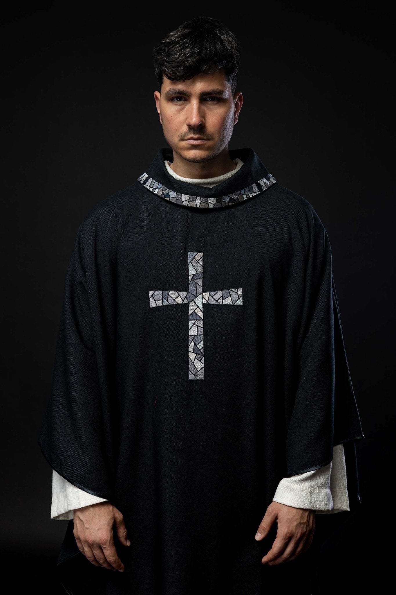 Chasuble noire avec croix en mosaïque KOR/257/07/70 - CHASUBLES.FR