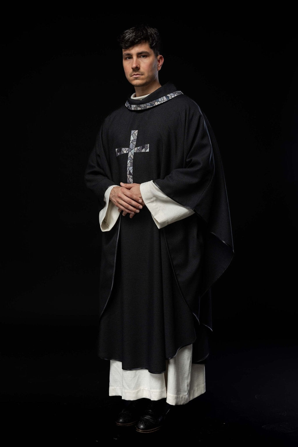 Chasuble noire avec croix en mosaïque KOR/257/07/70 - CHASUBLES.FR