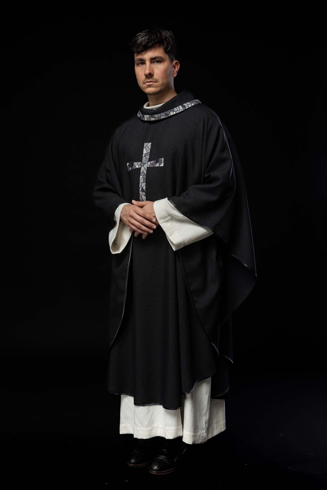 Chasuble noire avec croix en mosaïque KOR/257/07/70 - CHASUBLES.FR