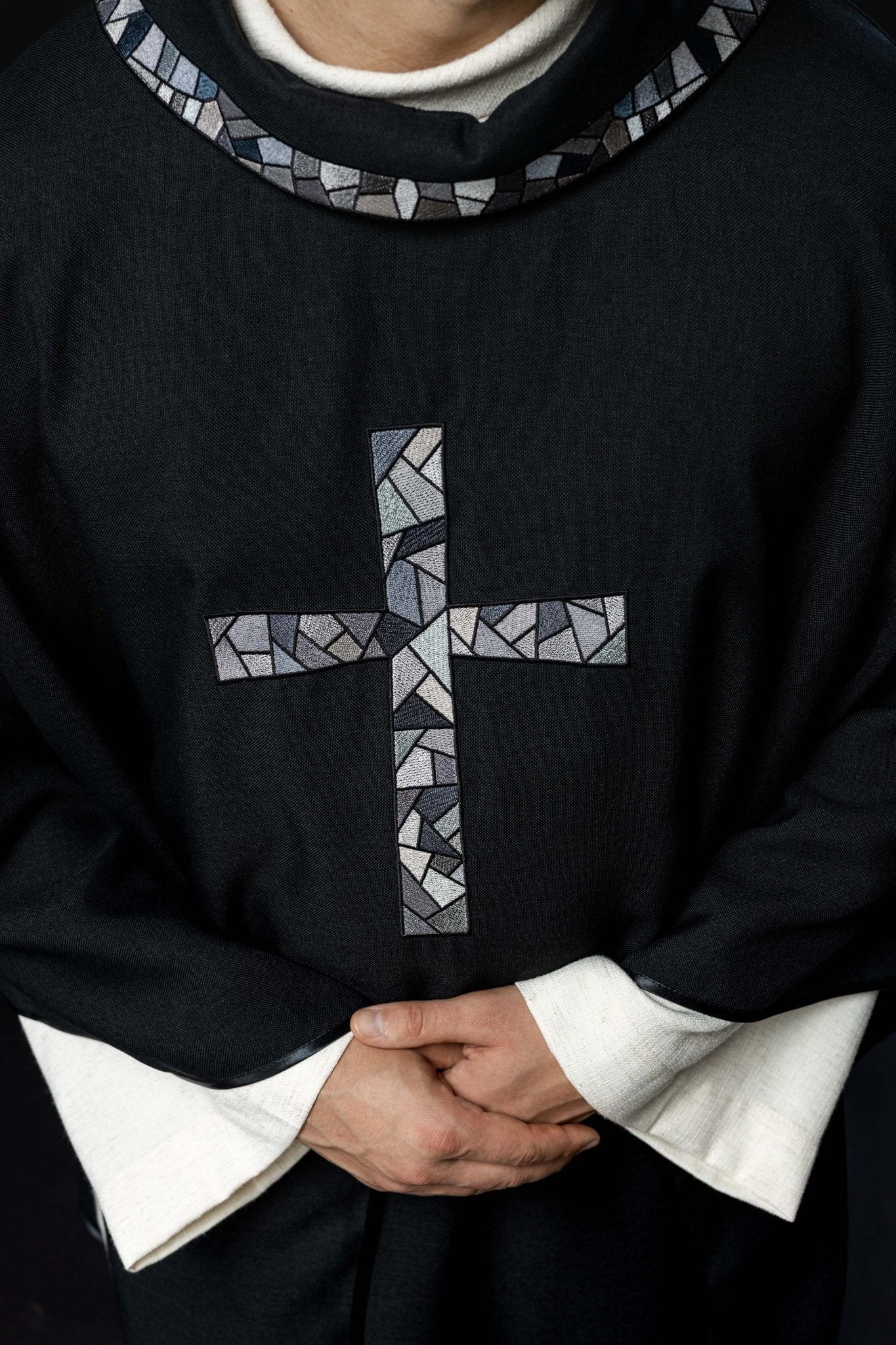 Chasuble noire avec croix en mosaïque KOR/257/07/70 - CHASUBLES.FR