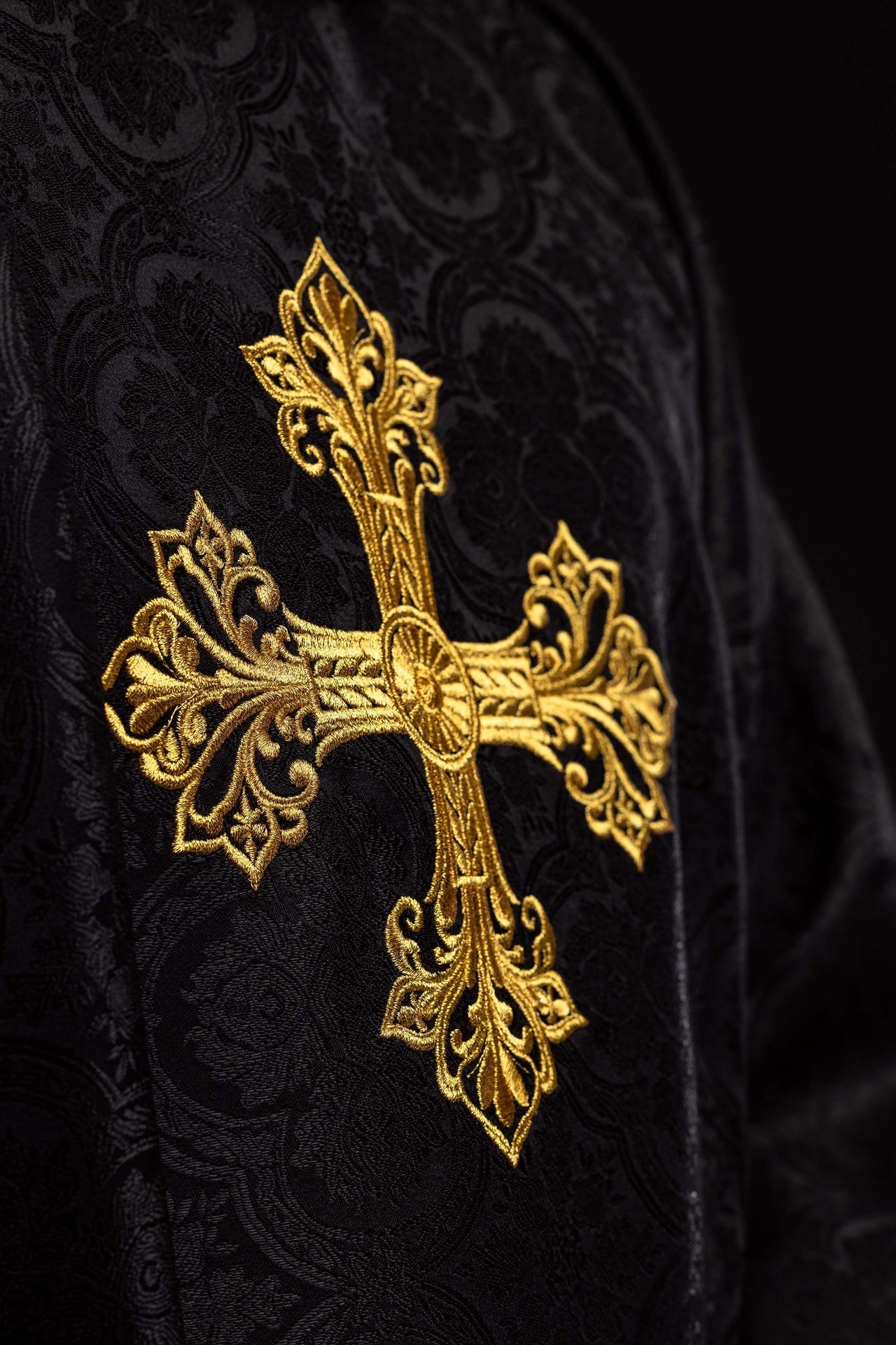 Chasuble noire avec croix tissu jacquard KOR/403/07/11 - CHASUBLES.FR