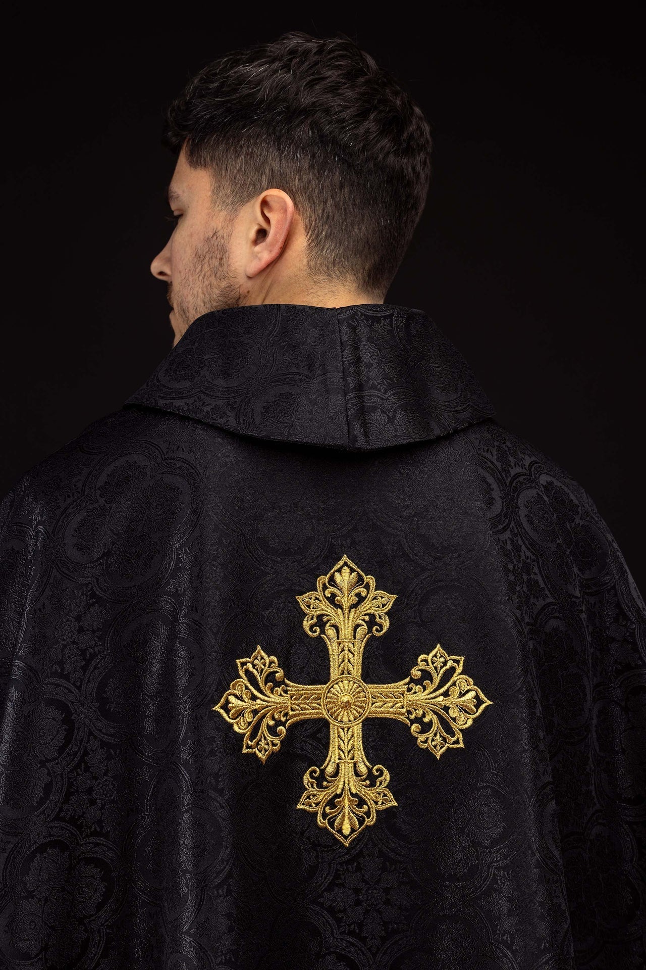 Chasuble noire avec croix tissu jacquard KOR/403/07/11 - CHASUBLES.FR