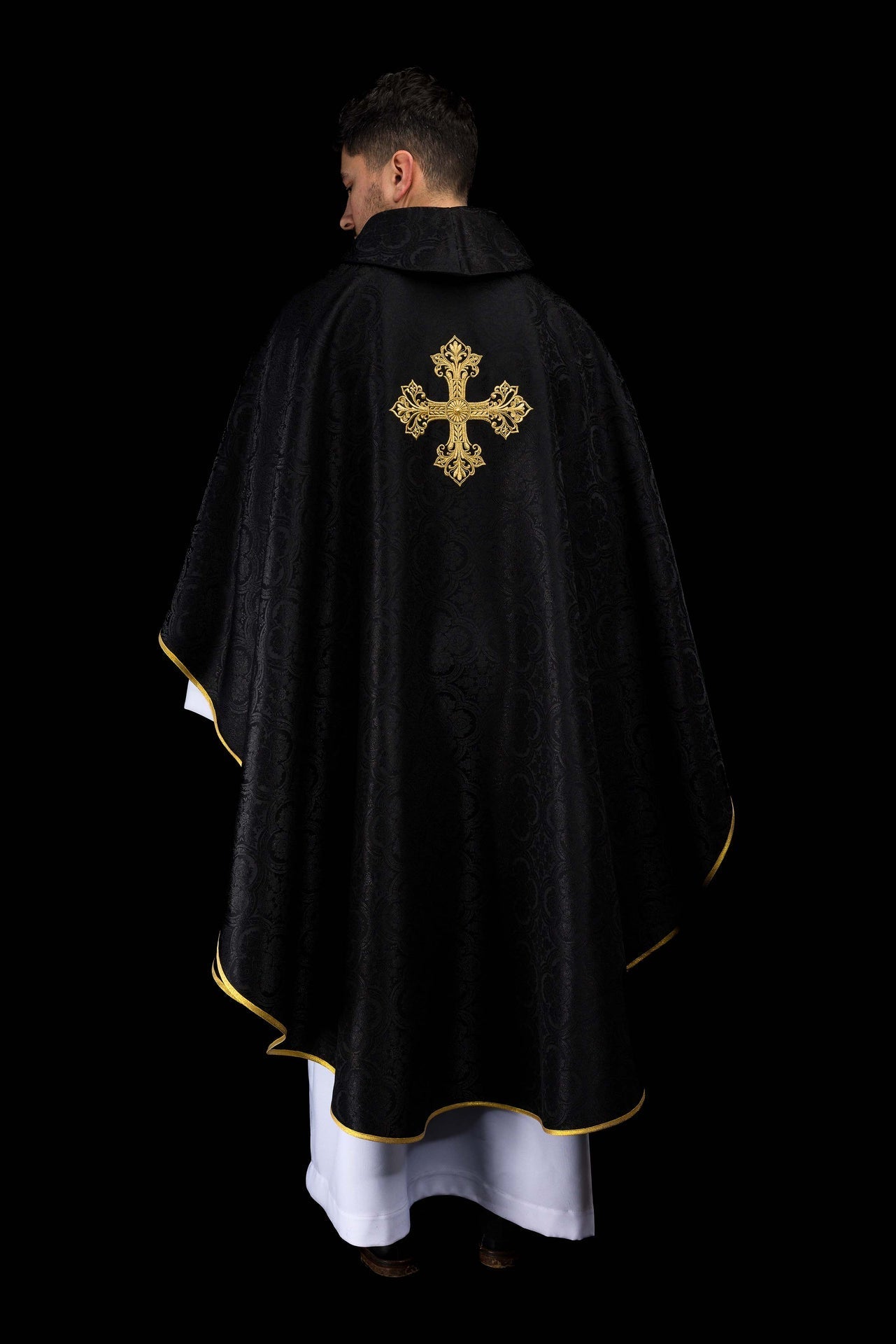Chasuble noire avec croix tissu jacquard KOR/403/07/11 - CHASUBLES.FR