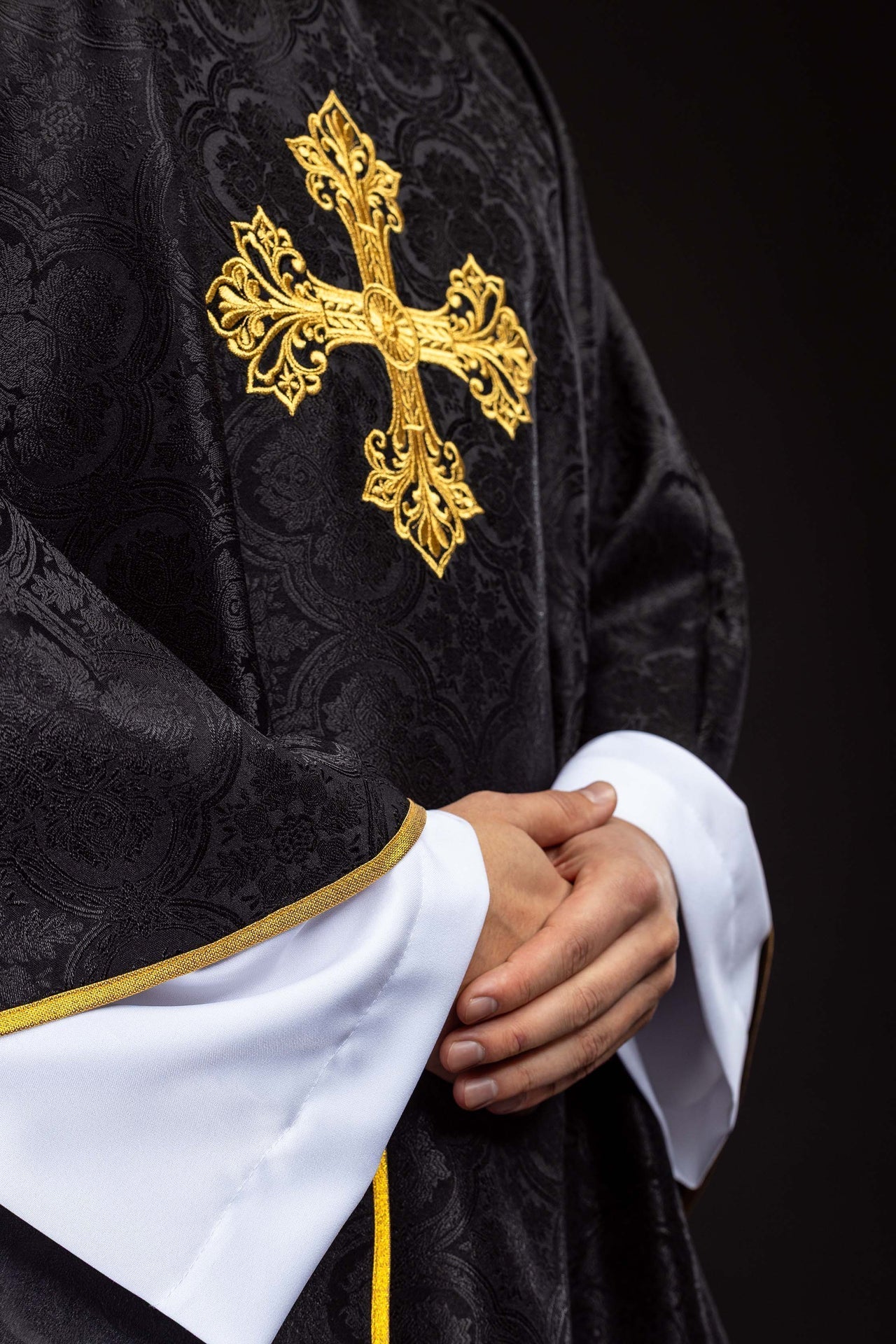 Chasuble noire avec croix tissu jacquard KOR/403/07/11 - CHASUBLES.FR