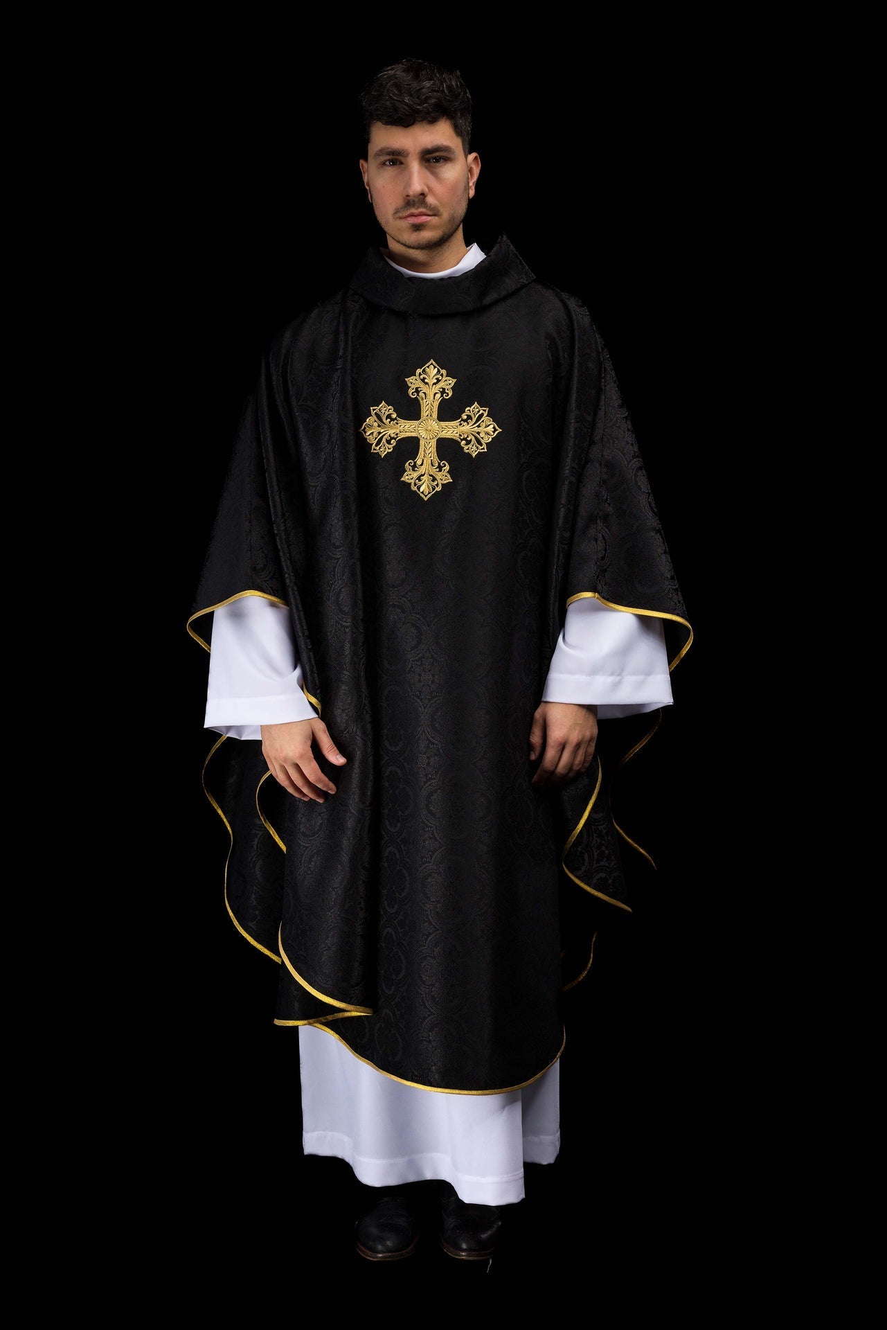 Chasuble noire avec croix tissu jacquard KOR/403/07/11 - CHASUBLES.FR