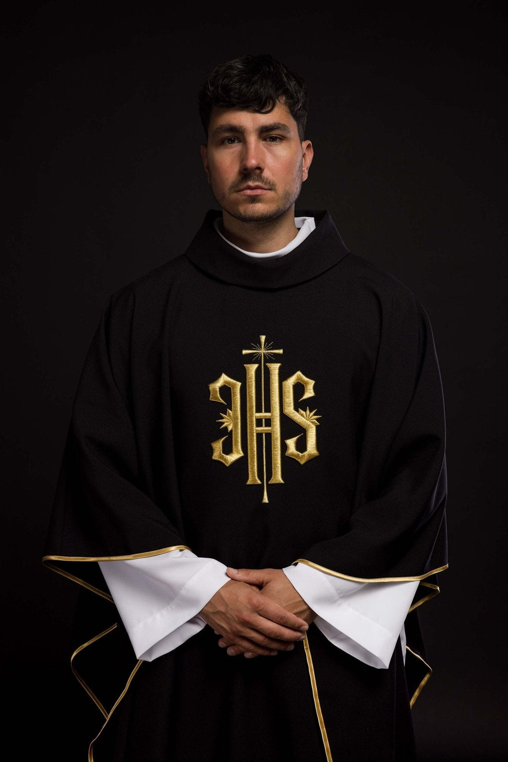 Chasuble noire avec symbole IHS KOR/010/07/12 CZARNY - CHASUBLES.FR