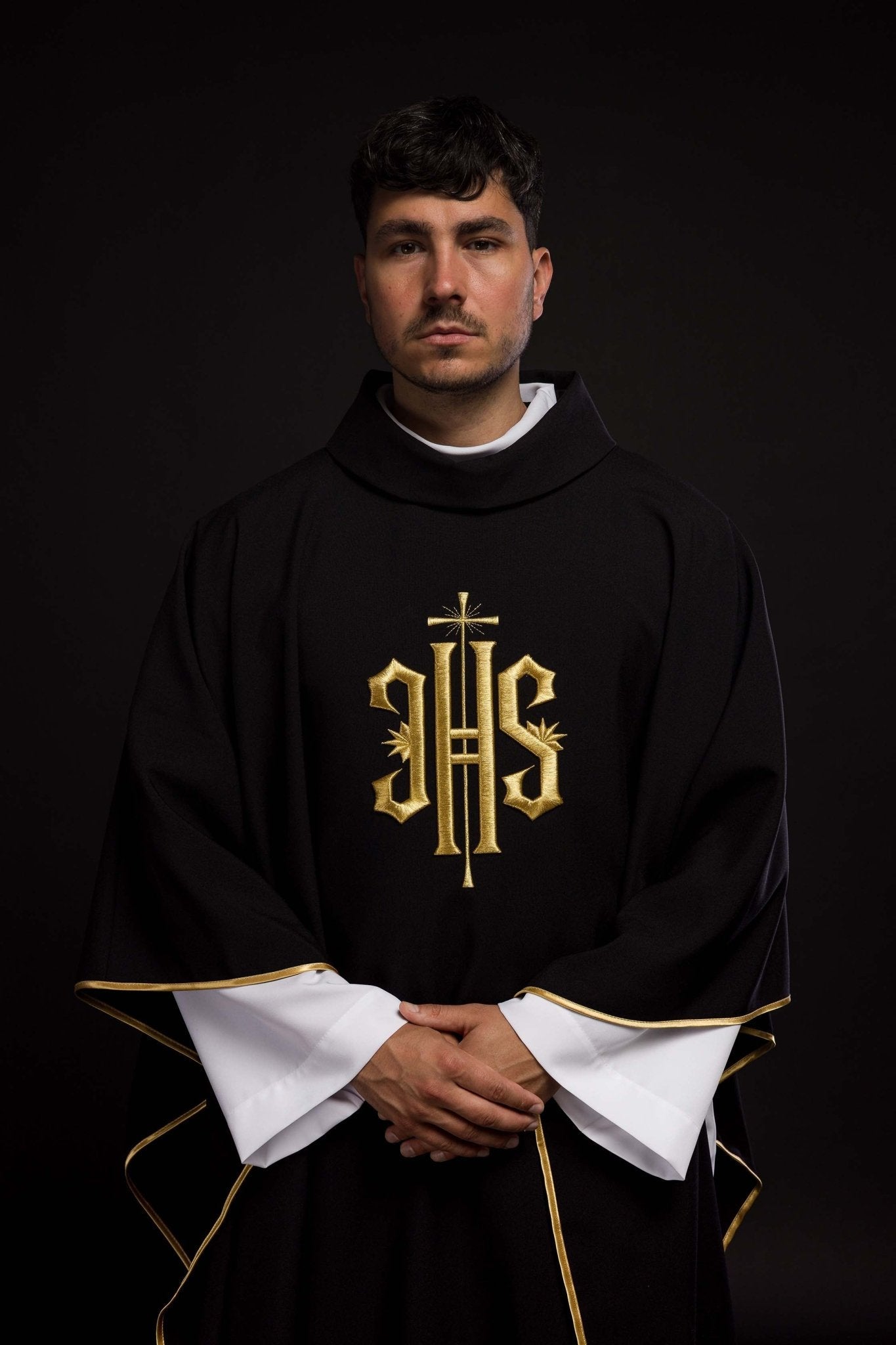 Chasuble noire avec symbole IHS KOR/010/07/12 CZARNY - CHASUBLES.FR