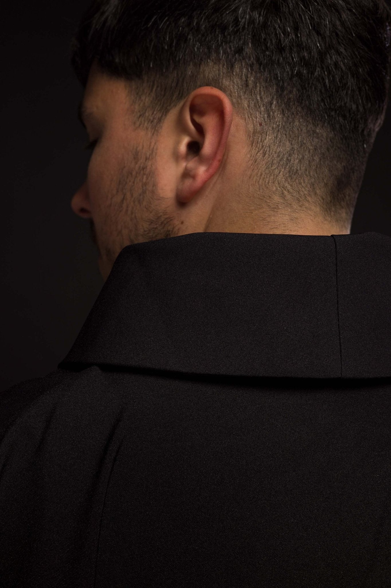 Chasuble noire avec symbole IHS KOR/010/07/12 CZARNY - CHASUBLES.FR