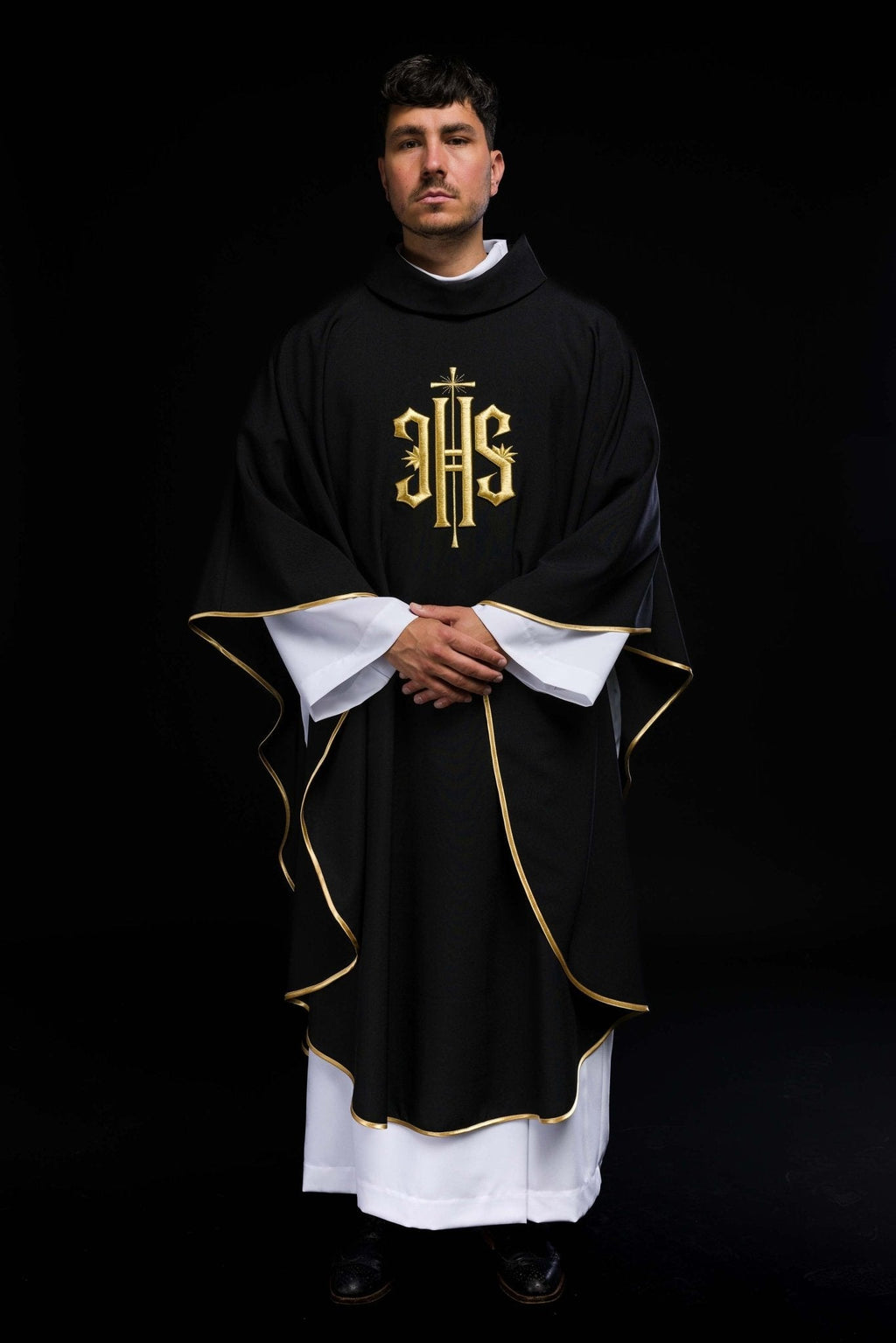 Chasuble noire avec symbole IHS KOR/010/07/12 CZARNY - CHASUBLES.FR