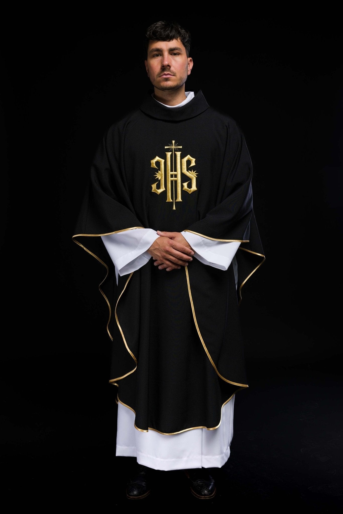 Chasuble noire avec symbole IHS KOR/010/07/12 CZARNY - CHASUBLES.FR
