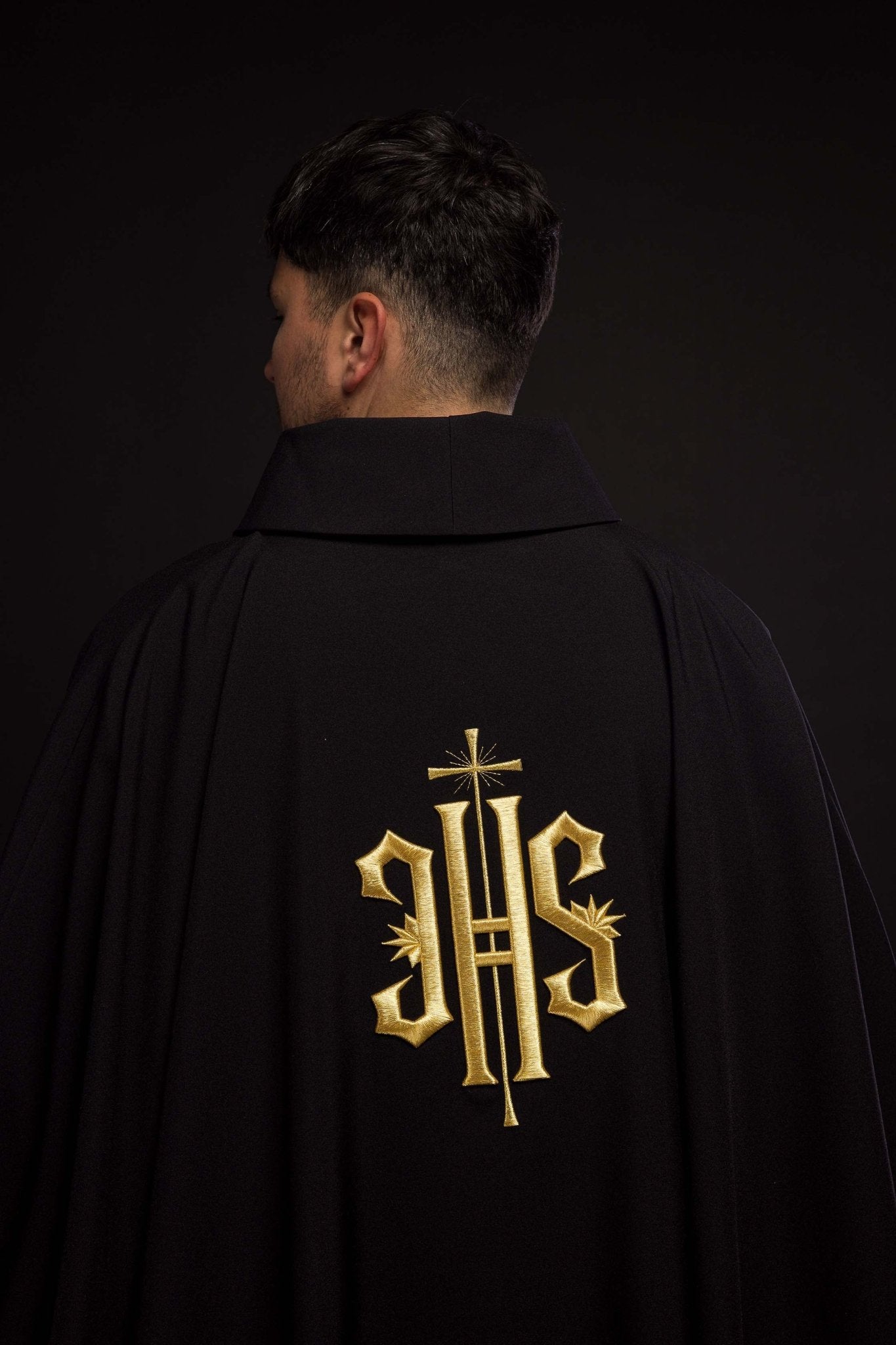 Chasuble noire avec symbole IHS KOR/010/07/12 CZARNY - CHASUBLES.FR