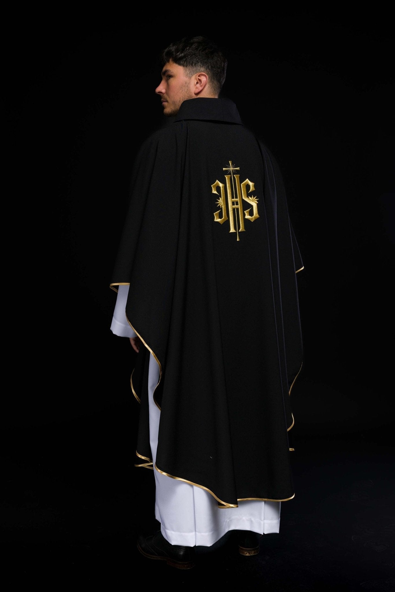 Chasuble noire avec symbole IHS KOR/010/07/12 CZARNY - CHASUBLES.FR