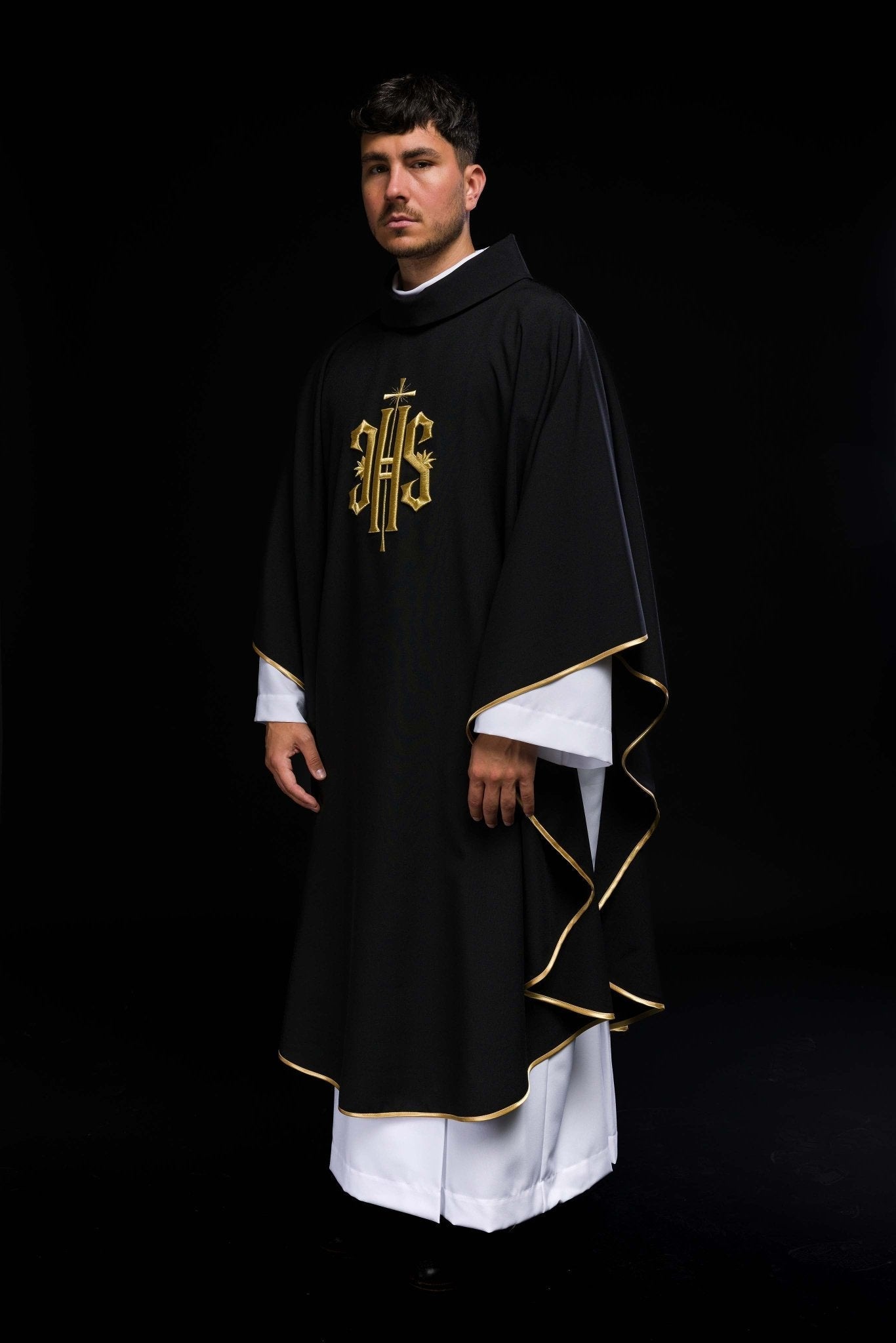 Chasuble noire avec symbole IHS KOR/010/07/12 CZARNY - CHASUBLES.FR