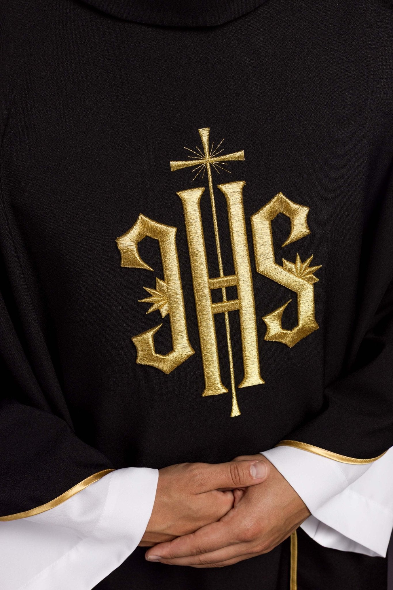 Chasuble noire avec symbole IHS KOR/010/07/12 CZARNY - CHASUBLES.FR