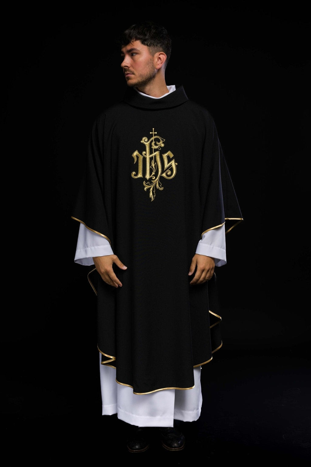Chasuble noire brodée de l'IHS KOR/032/07/12 CZARNY - CHASUBLES.FR