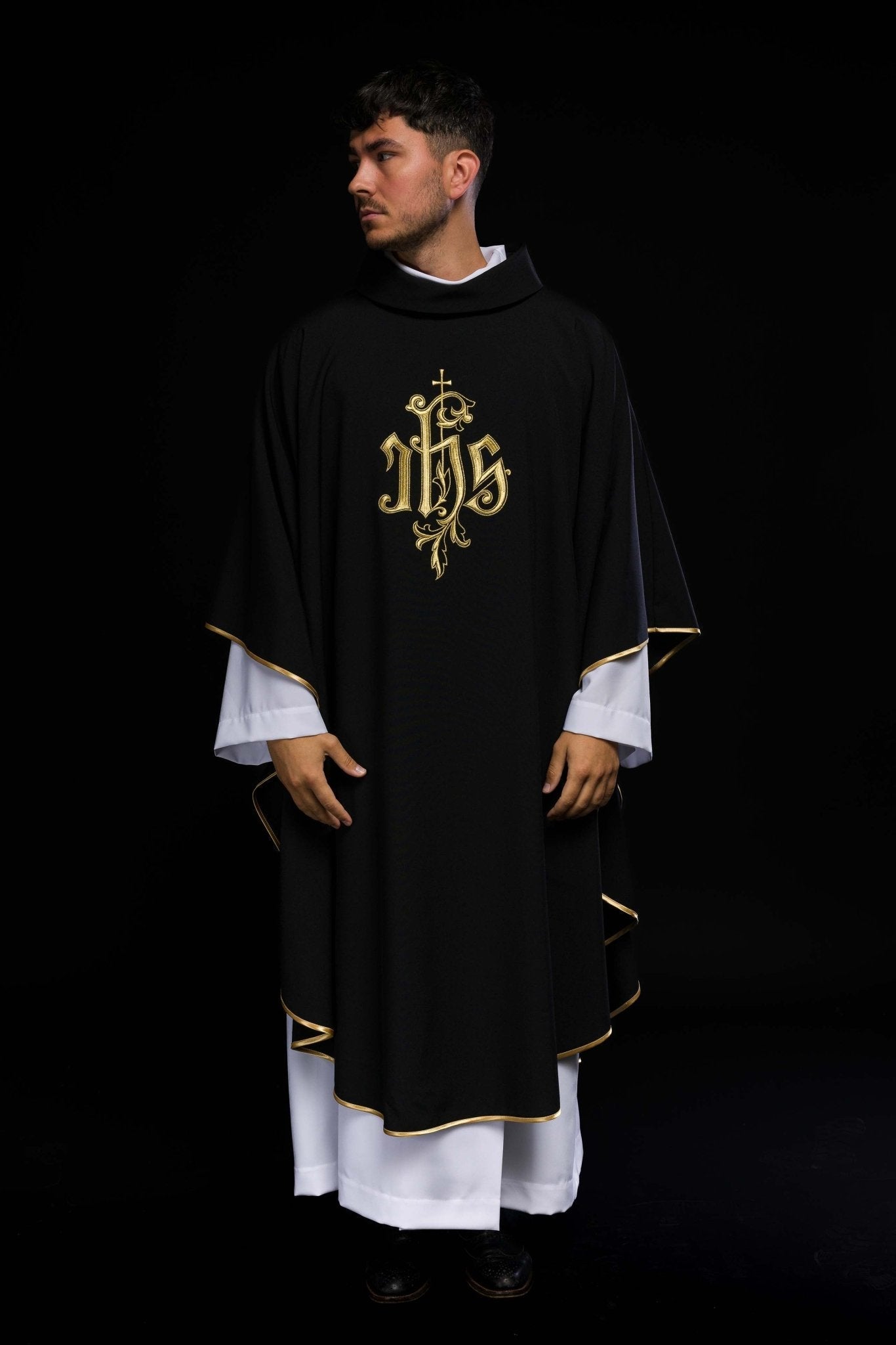 Chasuble noire brodée de l'IHS KOR/032/07/12 CZARNY - CHASUBLES.FR