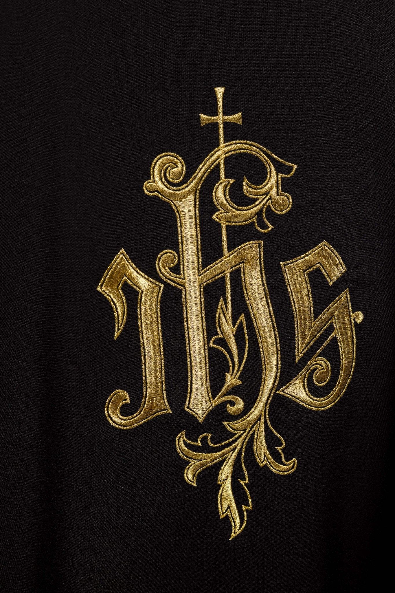 Chasuble noire brodée de l'IHS KOR/032/07/12 CZARNY - CHASUBLES.FR