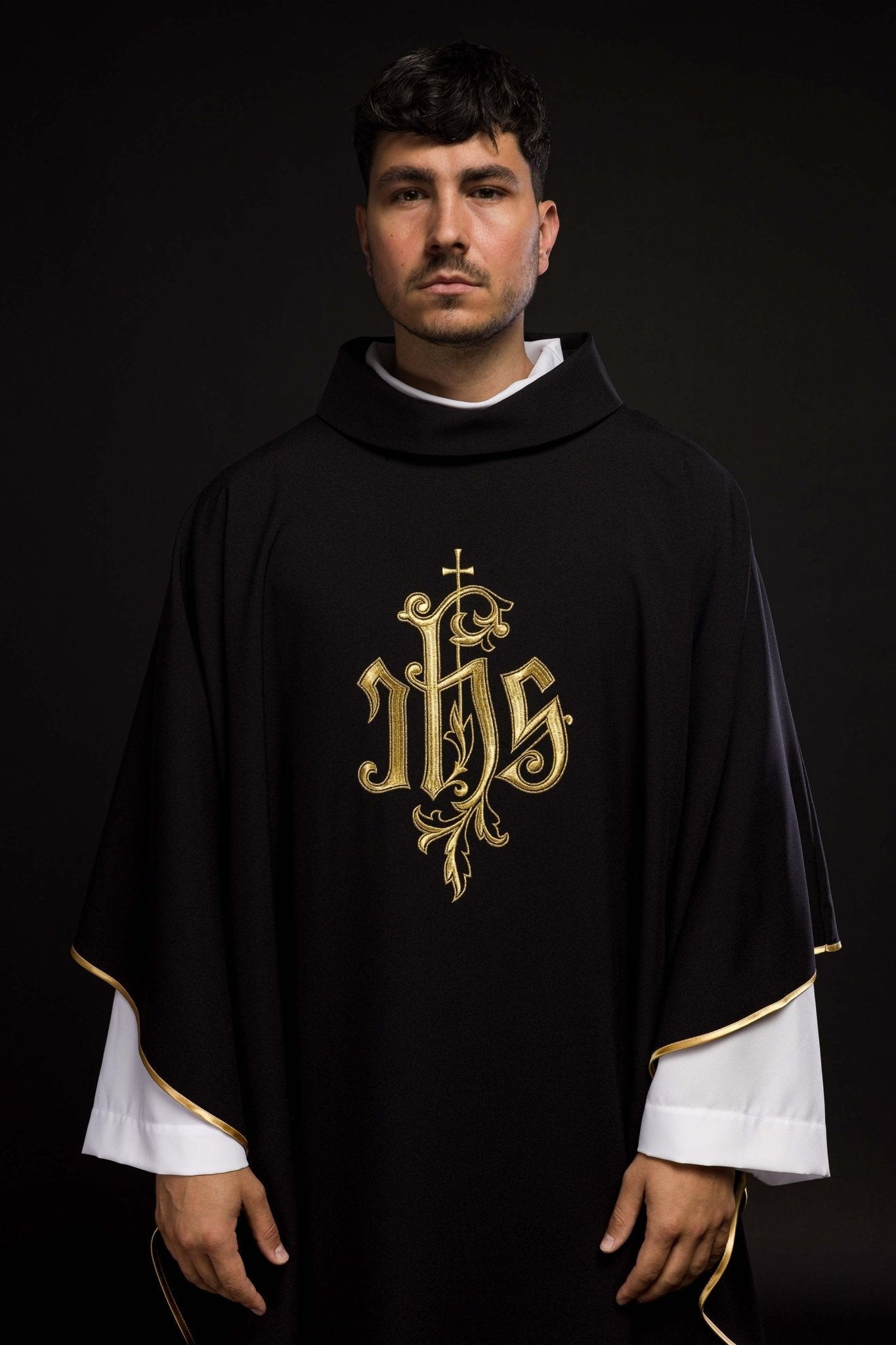 Chasuble noire brodée de l'IHS KOR/032/07/12 CZARNY - CHASUBLES.FR