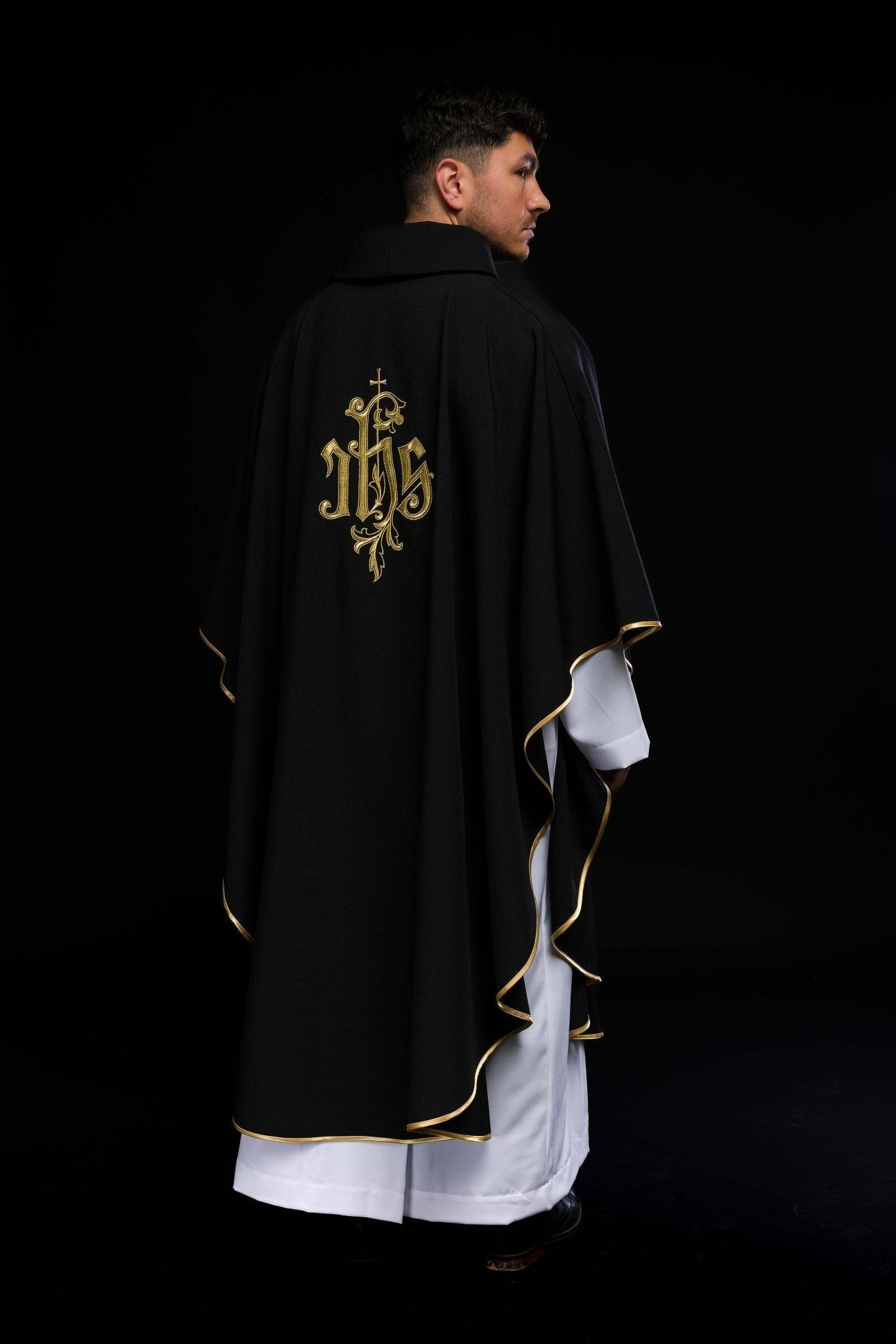 Chasuble noire brodée de l'IHS KOR/032/07/12 CZARNY - CHASUBLES.FR