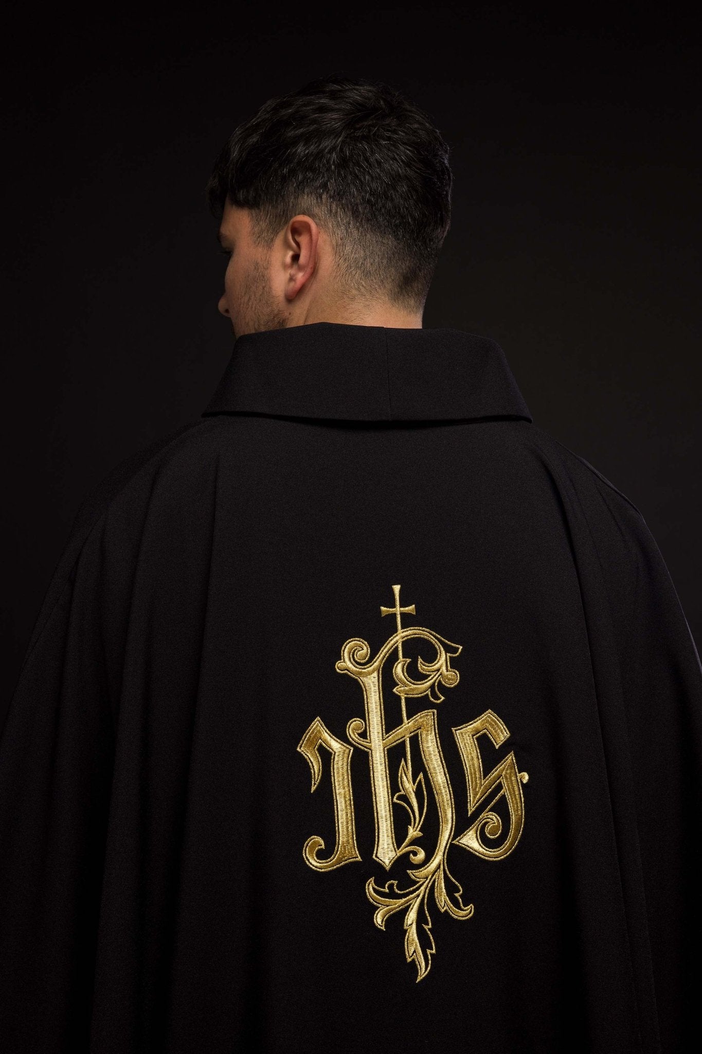 Chasuble noire brodée de l'IHS KOR/032/07/12 CZARNY - CHASUBLES.FR