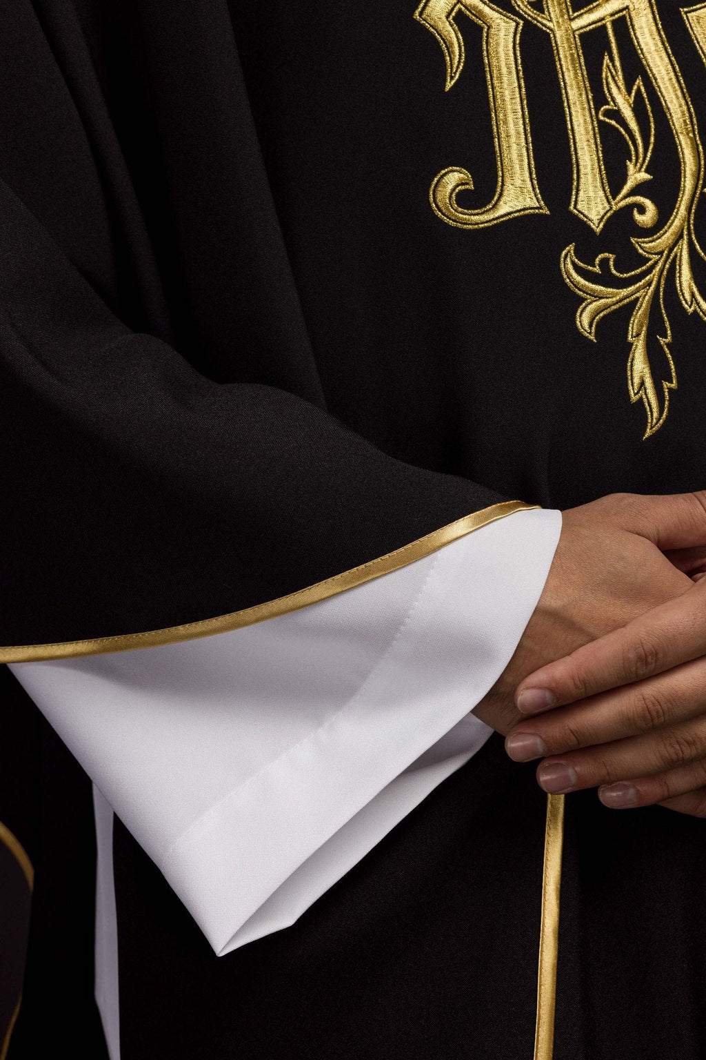 Chasuble noire brodée de l'IHS KOR/032/07/12 CZARNY - CHASUBLES.FR