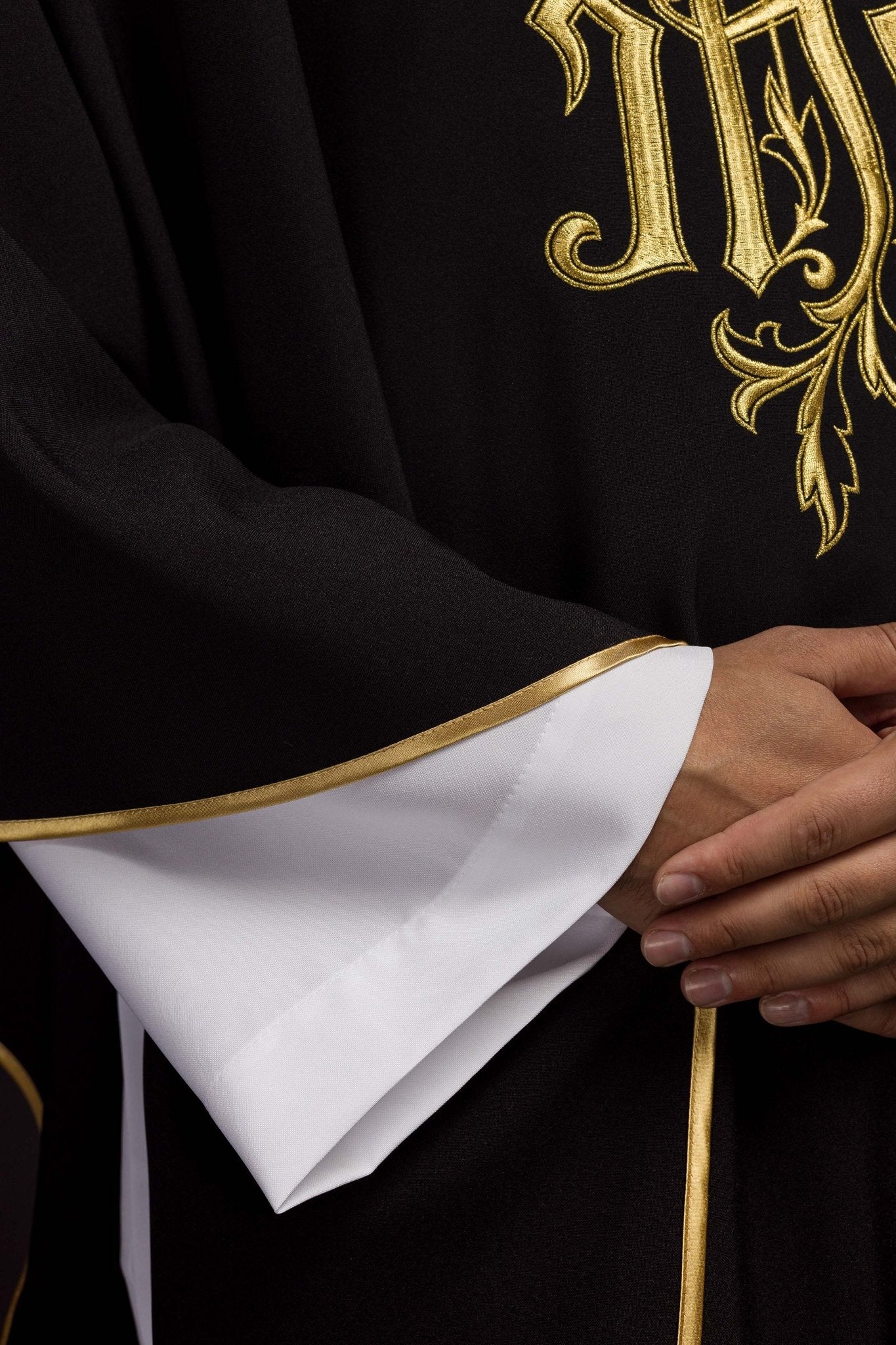 Chasuble noire brodée de l'IHS KOR/032/07/12 CZARNY - CHASUBLES.FR