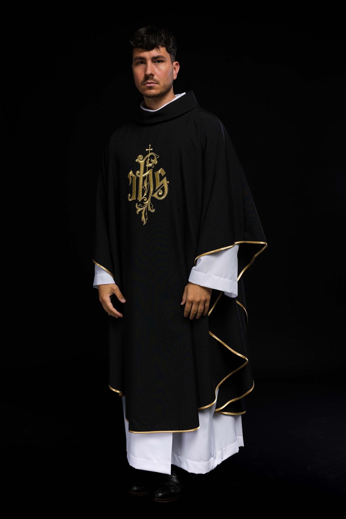 Chasuble noire brodée de l'IHS KOR/032/07/12 CZARNY - CHASUBLES.FR