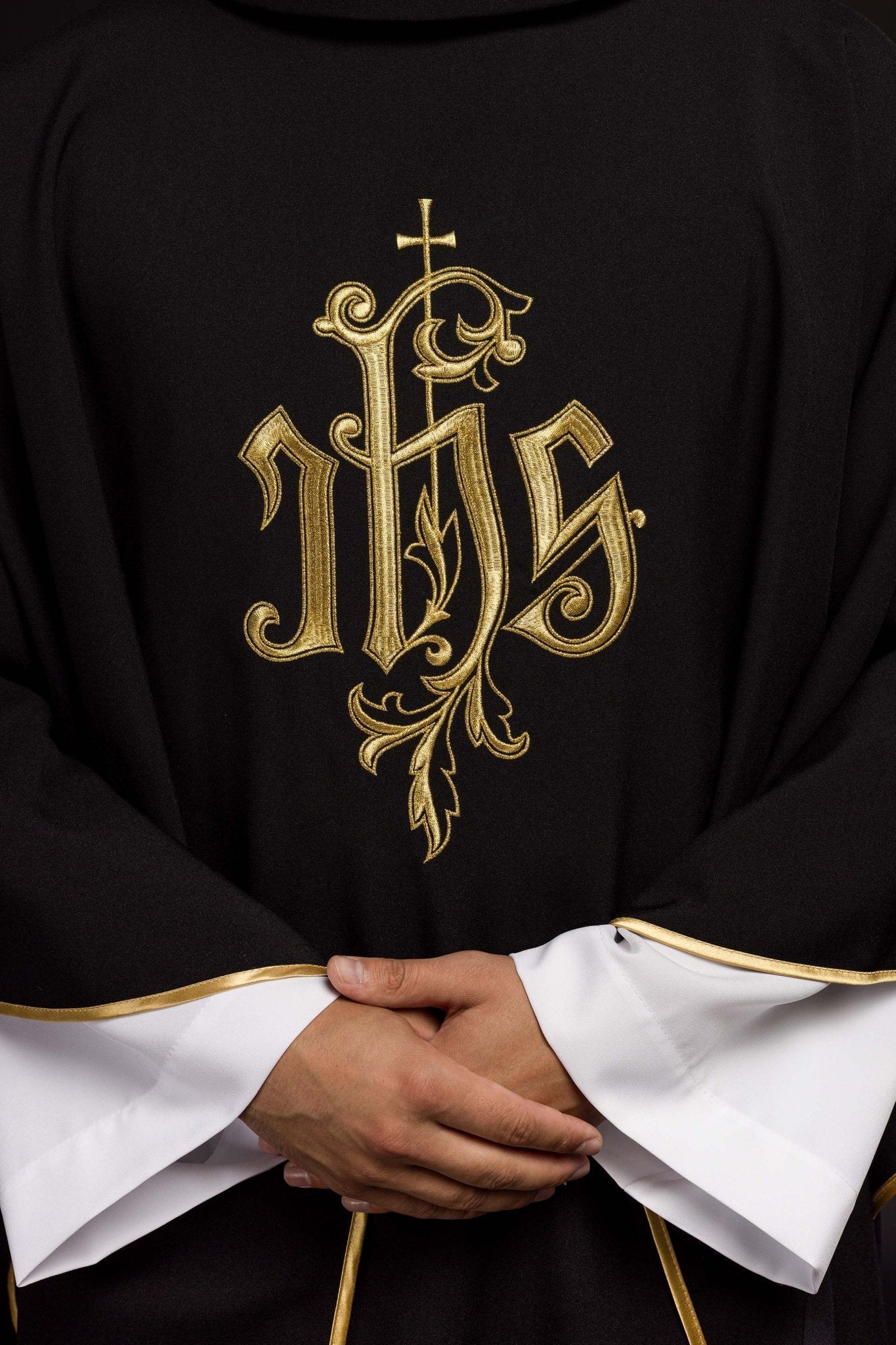 Chasuble noire brodée de l'IHS KOR/032/07/12 CZARNY - CHASUBLES.FR