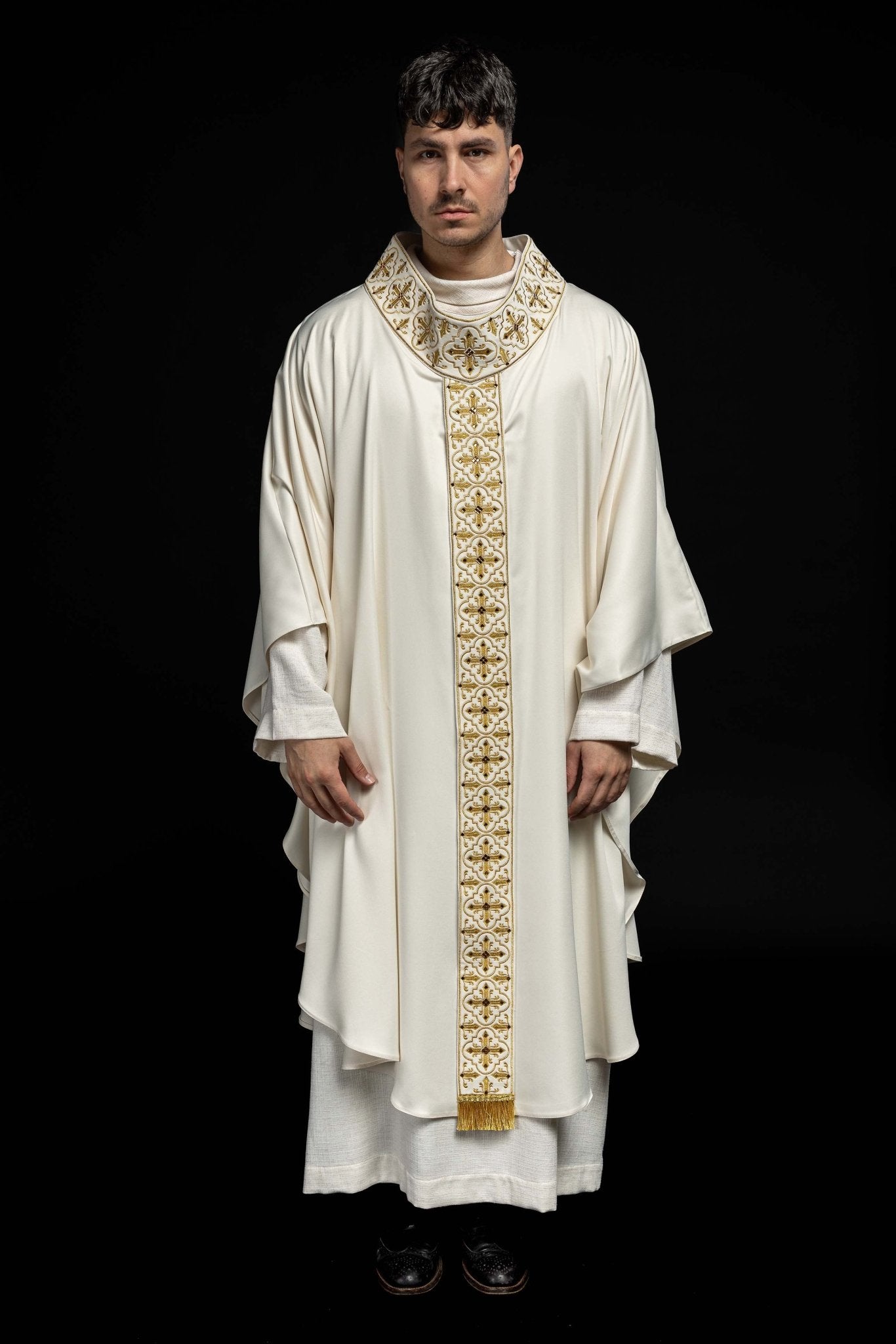 Chasuble ornée de 500 pierres avec une bande étroite en écru LE/7104/05 - CHASUBLES.FR