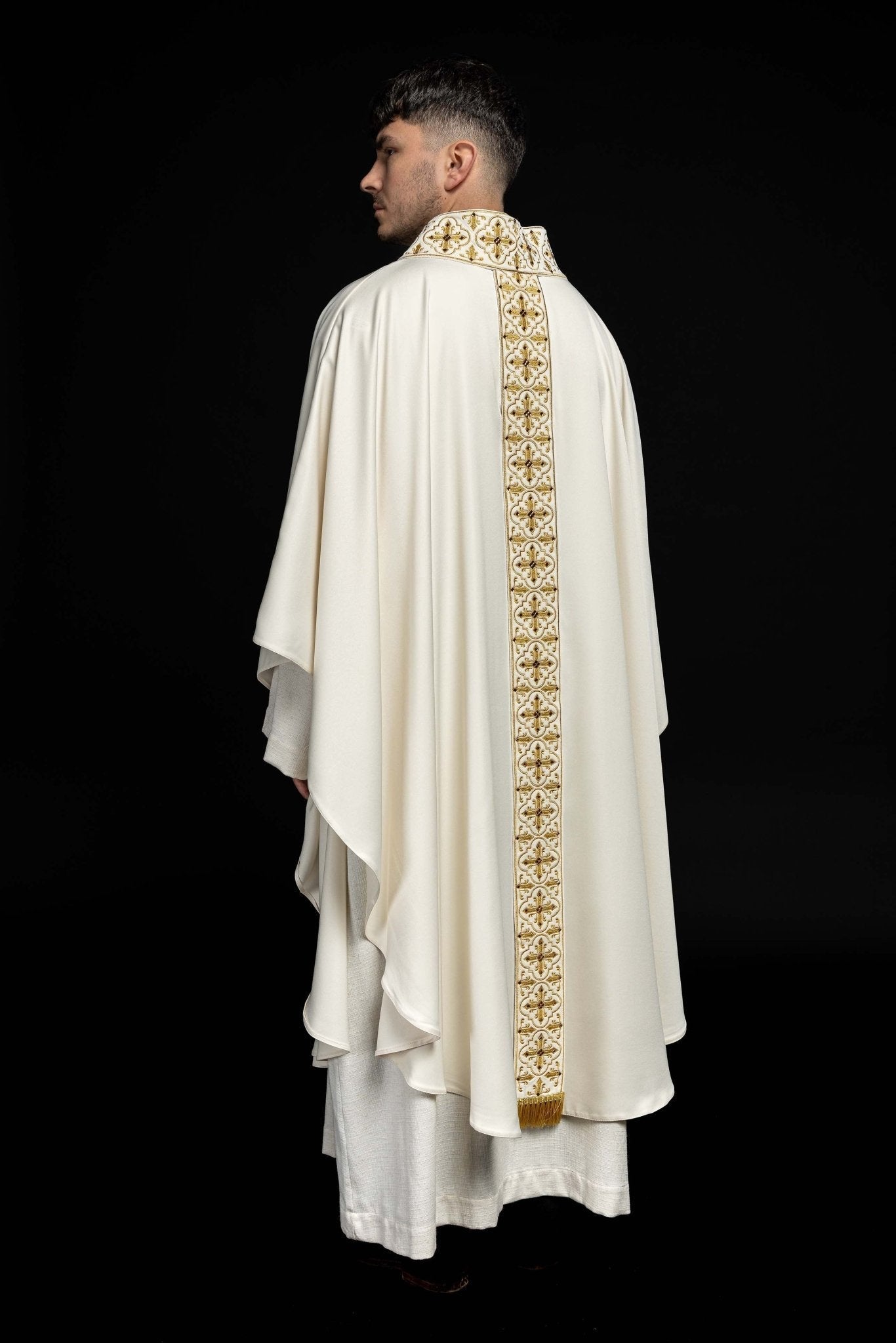 Chasuble ornée de 500 pierres avec une bande étroite en écru LE/7104/05 - CHASUBLES.FR