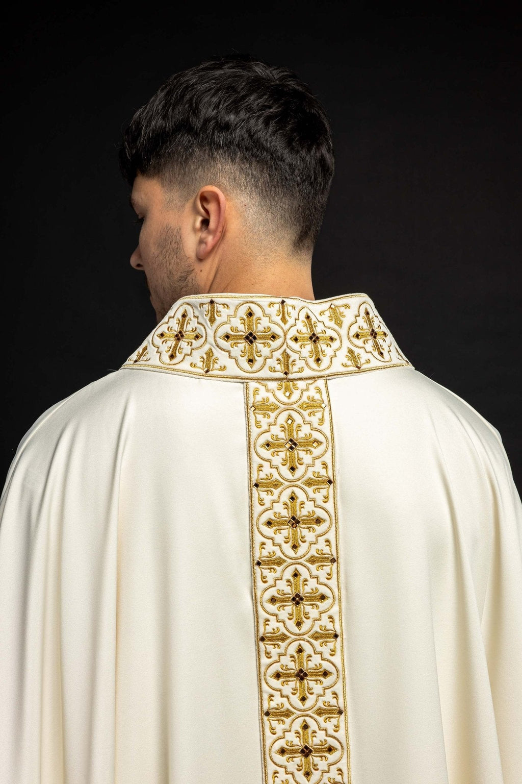 Chasuble ornée de 500 pierres avec une bande étroite en écru LE/7104/05 - CHASUBLES.FR