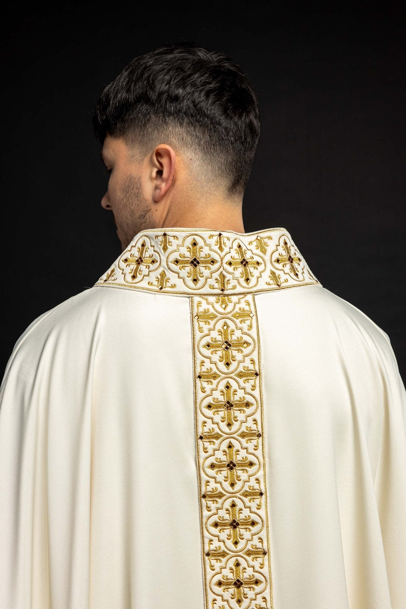 Chasuble ornée de 500 pierres avec une bande étroite en écru LE/7104/05 - CHASUBLES.FR