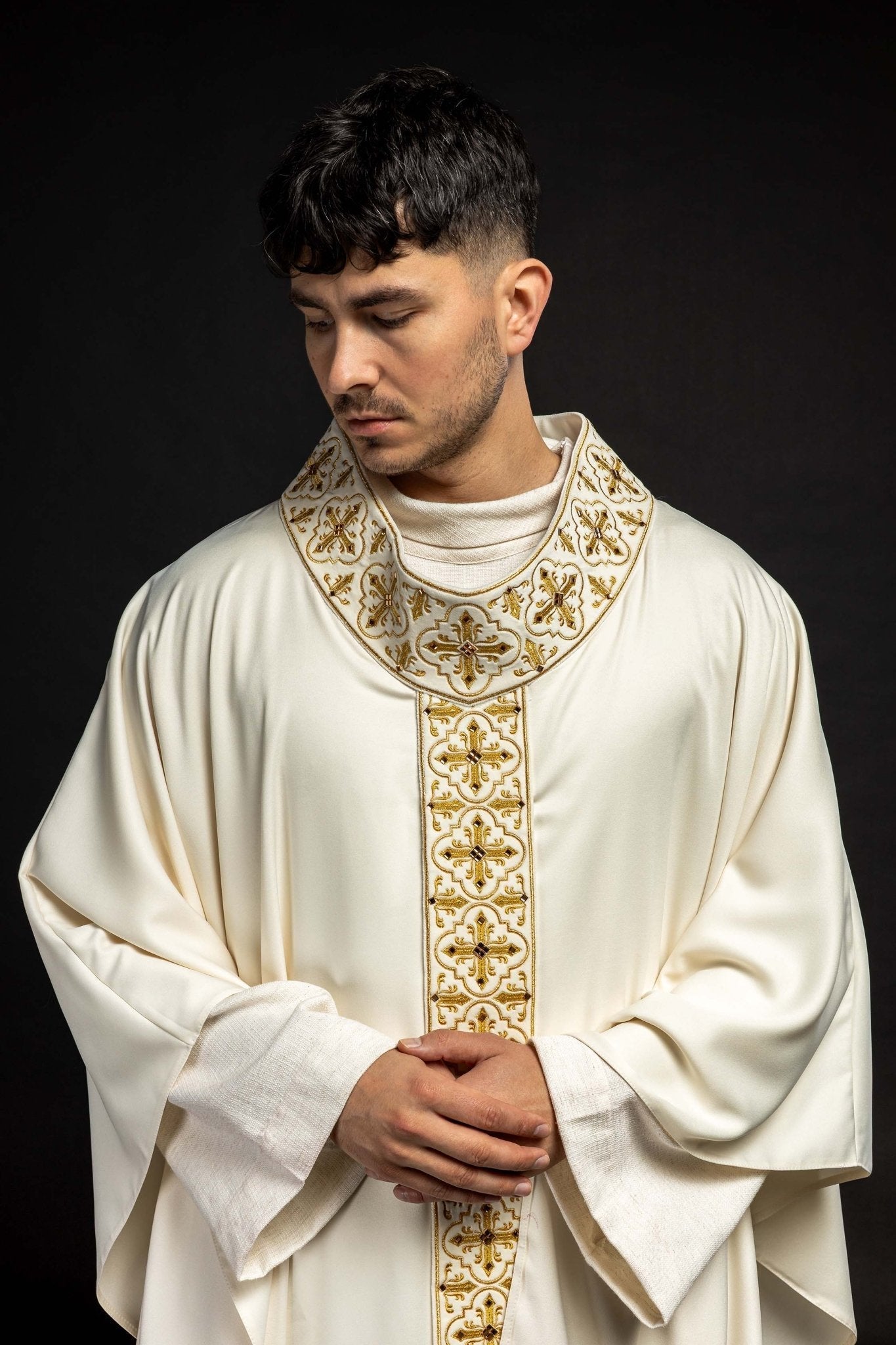Chasuble ornée de 500 pierres avec une bande étroite en écru LE/7104/05 - CHASUBLES.FR