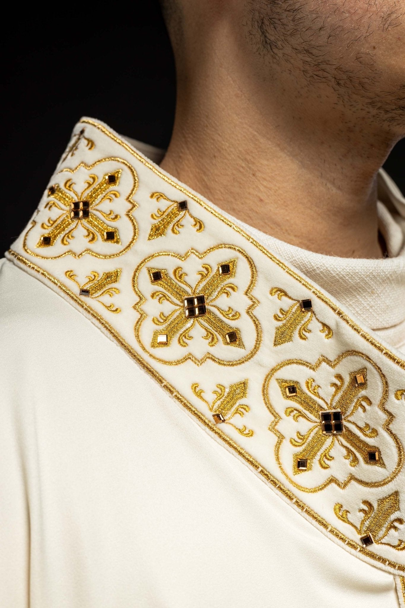 Chasuble ornée de 500 pierres avec une bande étroite en écru LE/7104/05 - CHASUBLES.FR