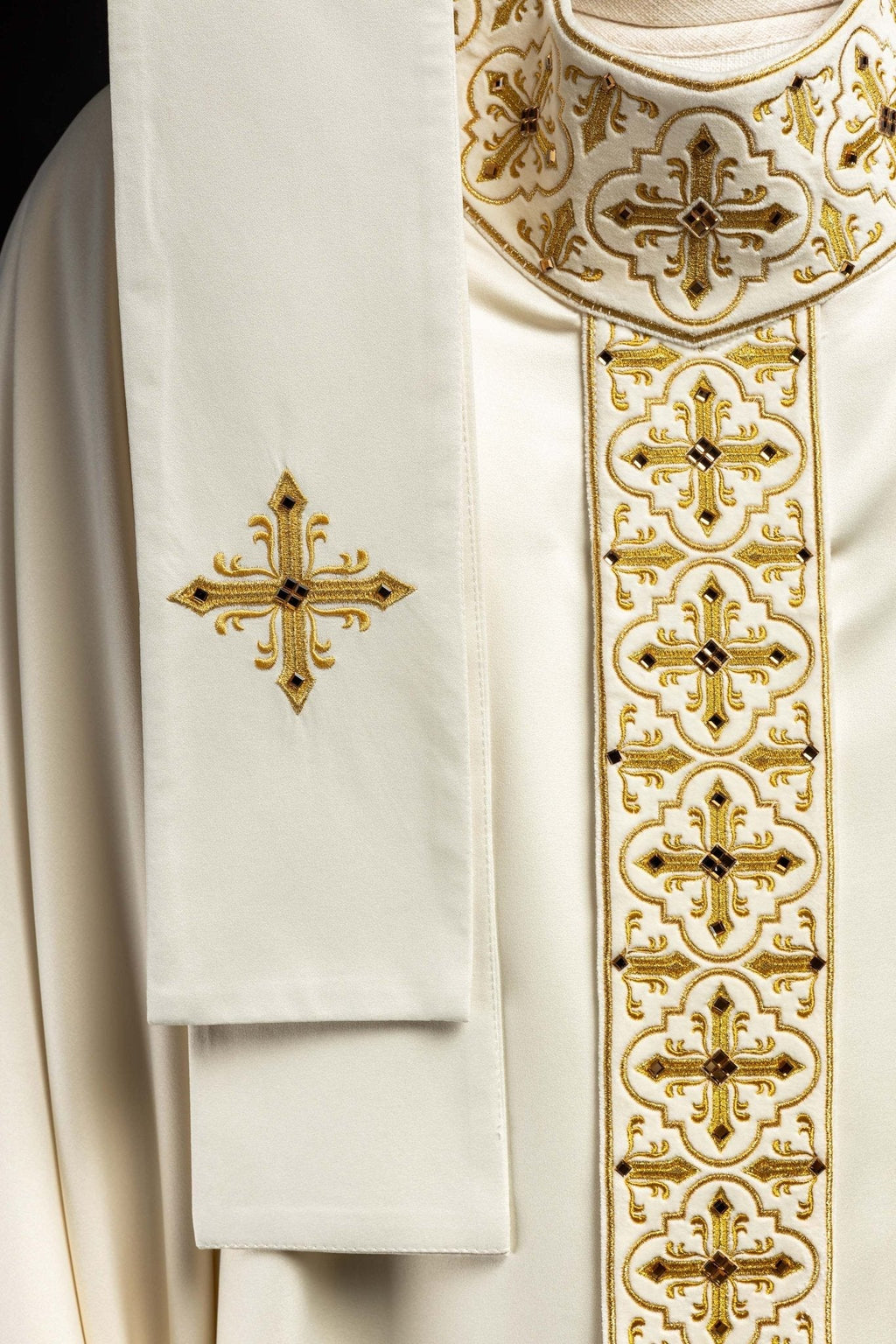 Chasuble ornée de 500 pierres avec une bande étroite en écru LE/7104/05 - CHASUBLES.FR