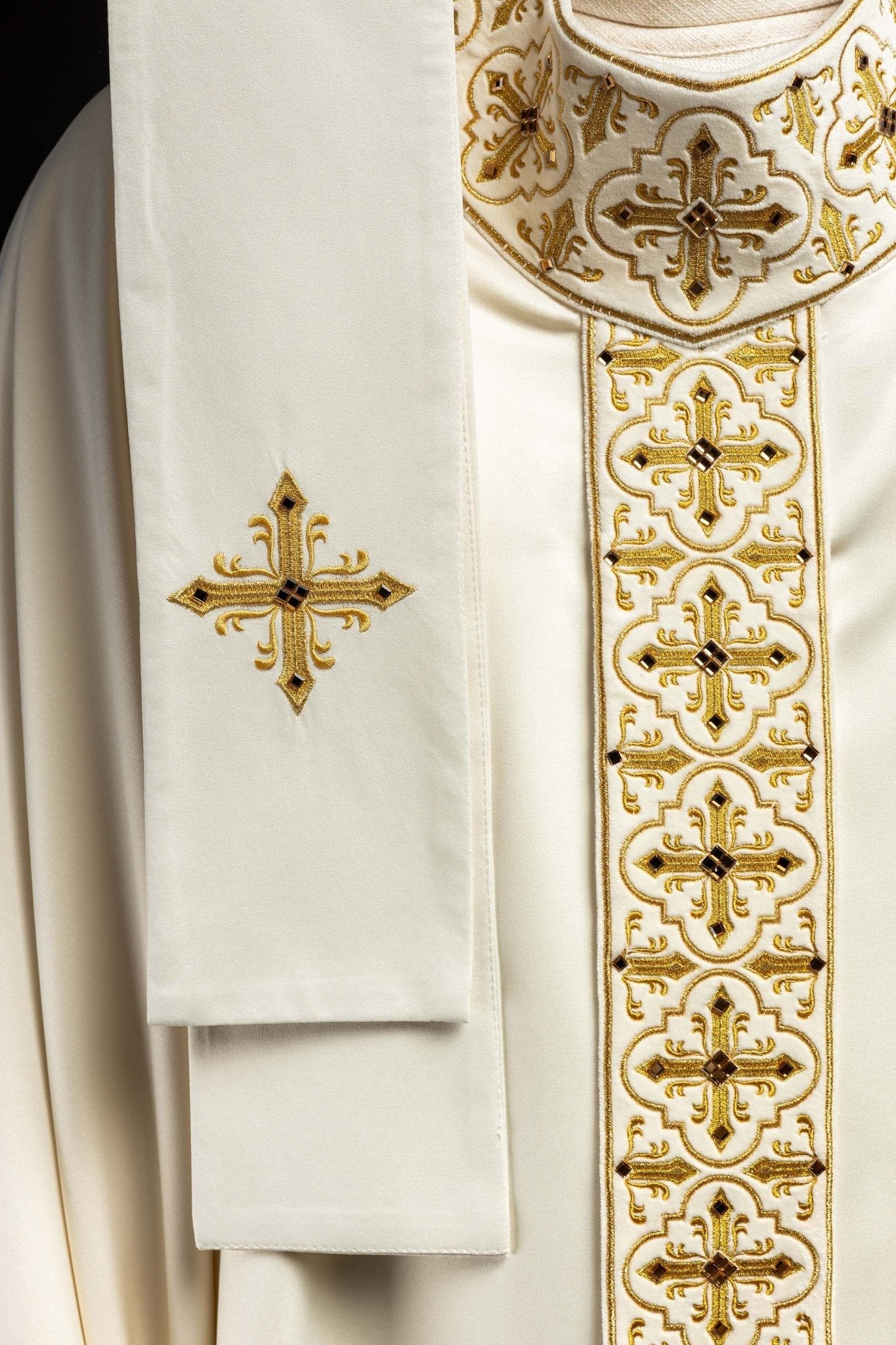 Chasuble ornée de 500 pierres avec une bande étroite en écru LE/7104/05 - CHASUBLES.FR